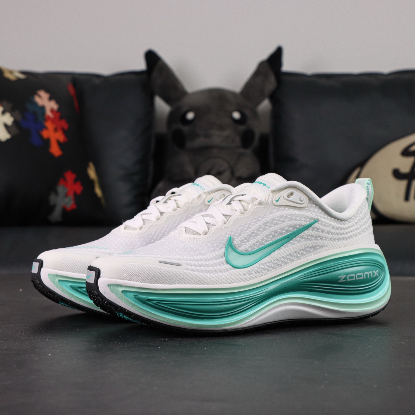 💰P160 支持代发
Nike Vomero Plus Extra Wide 18 白绿
大厂纯原生产线出品
全新科技提前原鞋开发 运动跑鞋 
区别市面真标版本 
必定是官方强力主推款式，真正的Zoom缓震科技嵌入如假包退 ，缓震大底带公司同步定位
官方货号: HV8154-100
Size：36 36.5 37.5 38 38.5 39 40