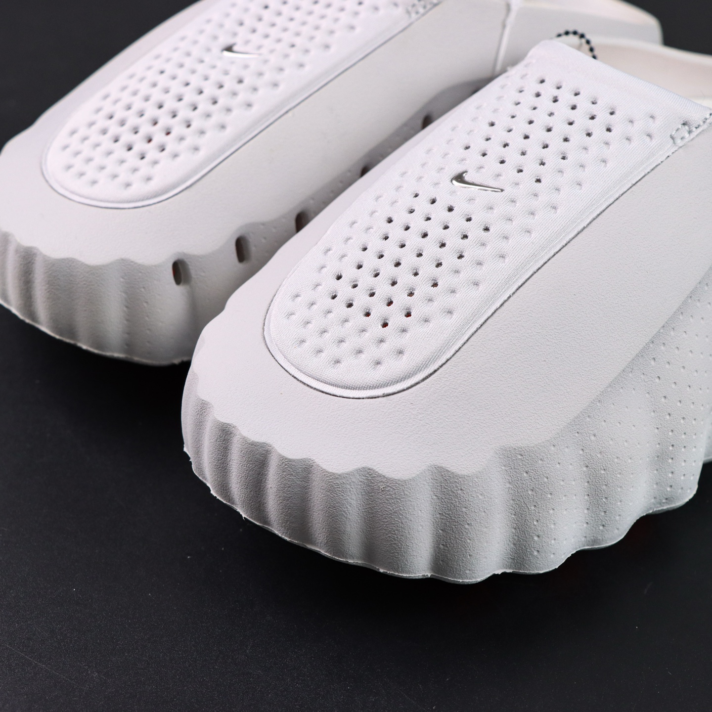 Nike Mind 001 黑科技足底按摩舒适柔软包头拖鞋 白色该系列首作 Mind 001 从神经科学