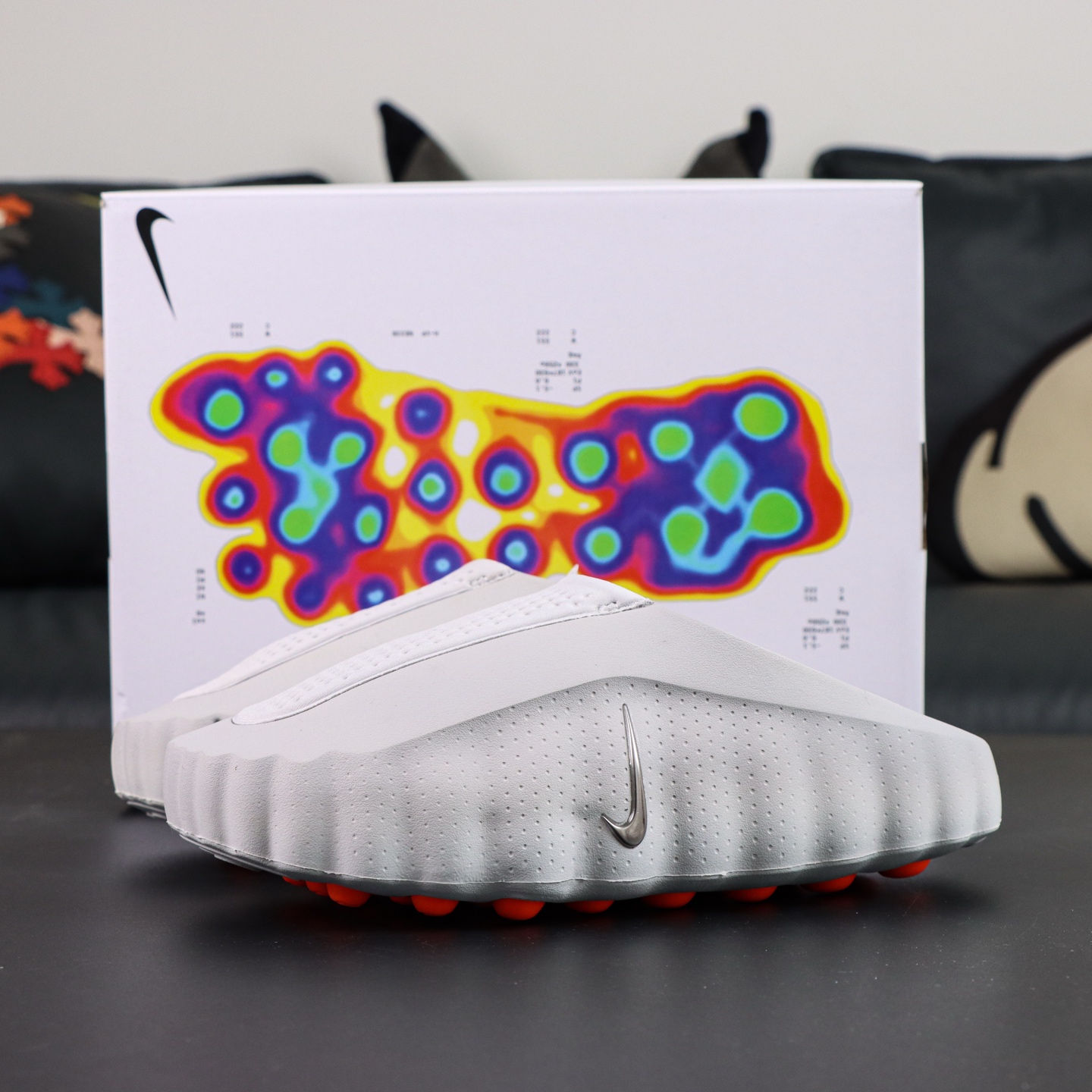 Nike Mind 001 黑科技足底按摩舒适柔软包头拖鞋 白色该系列首作 Mind 001 从神经科学