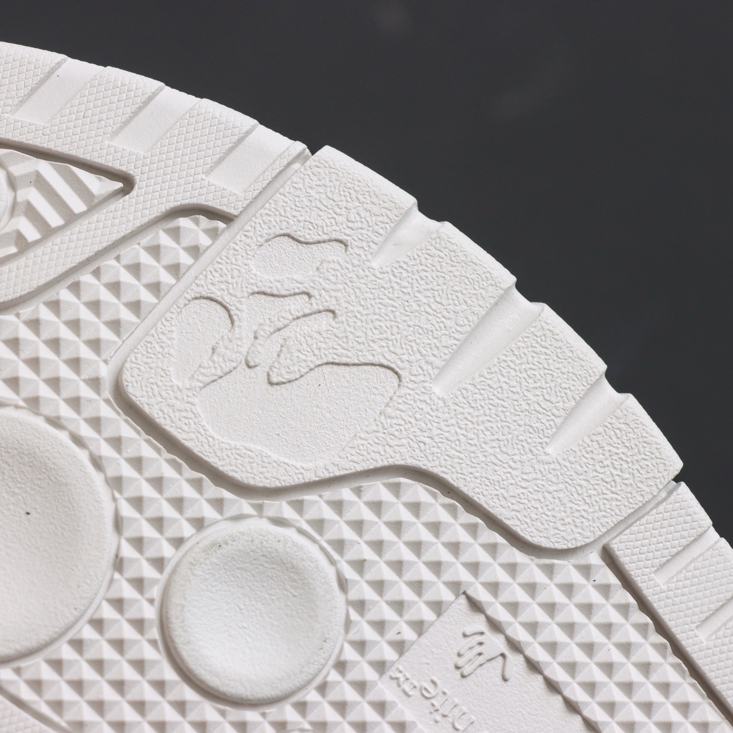 OFF-WHITE Out Of Office 皮革 休闲低帮 时尚板鞋 白色印字 箭头OFF-White 重磅联名  