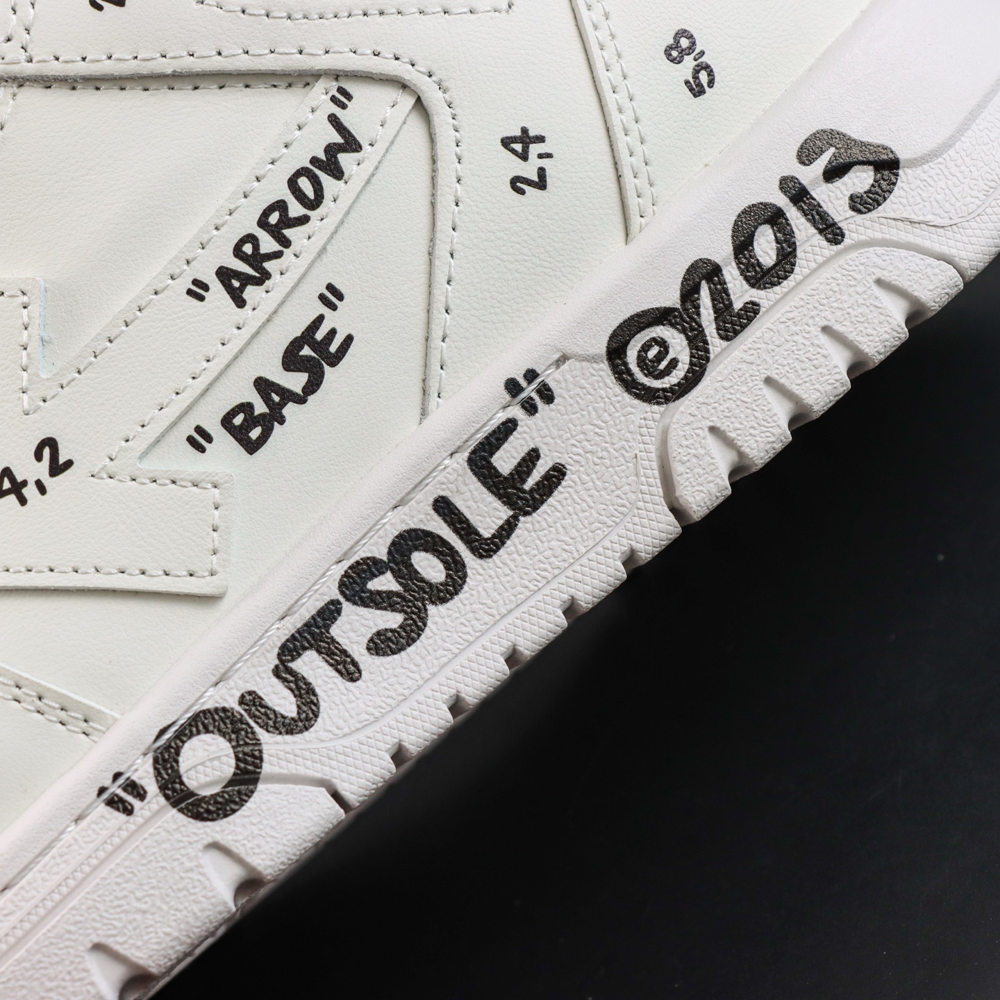 OFF-WHITE Out Of Office 皮革 休闲低帮 时尚板鞋 白色印字 箭头OFF-White 重磅联名  