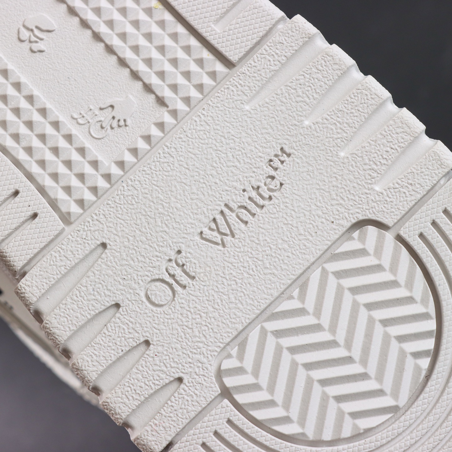 OFF-WHITE Out Of Office 皮革 休闲低帮 时尚板鞋 白色印字 箭头OFF-White 重磅联名  