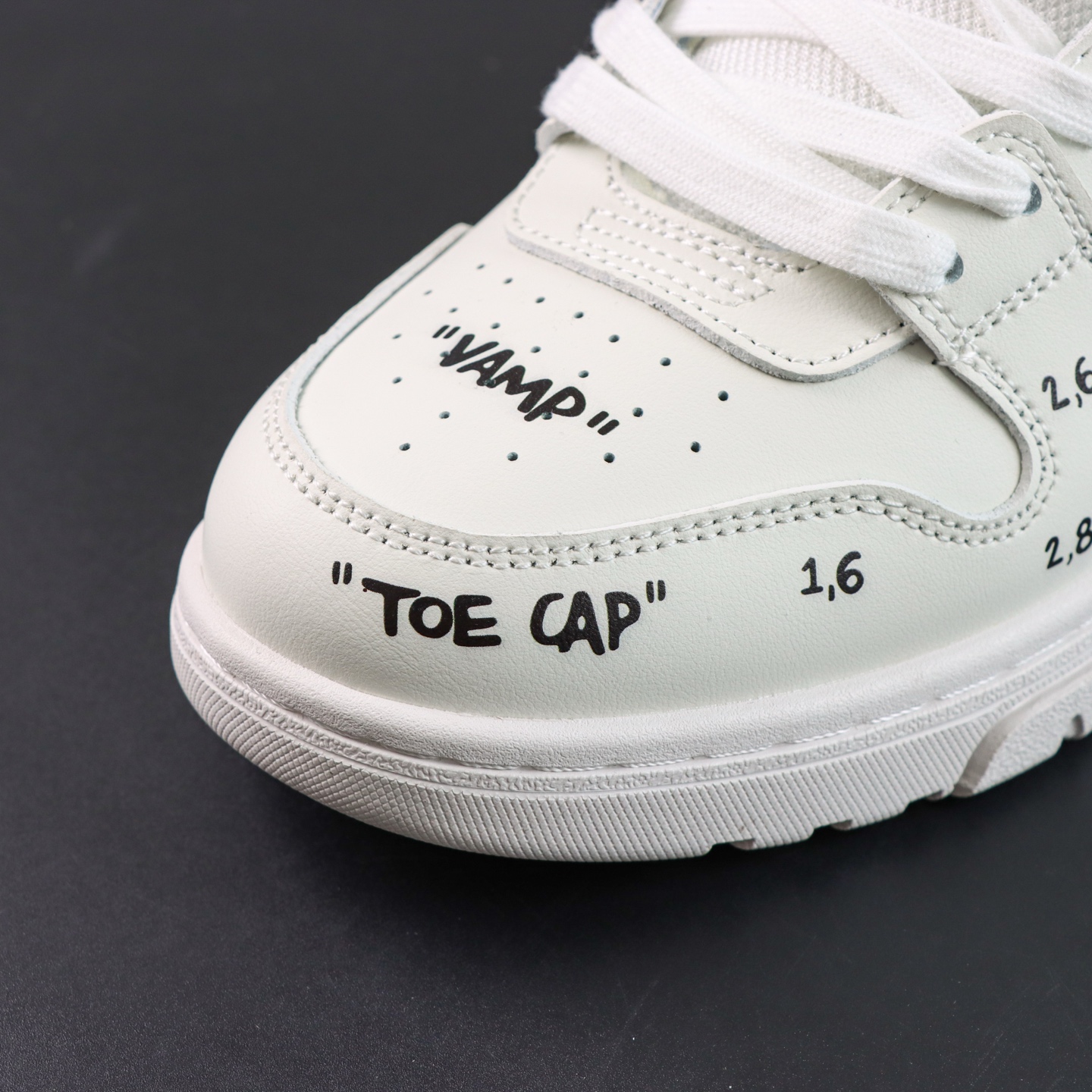 OFF-WHITE Out Of Office 皮革 休闲低帮 时尚板鞋 白色印字 箭头OFF-White 重磅联名  