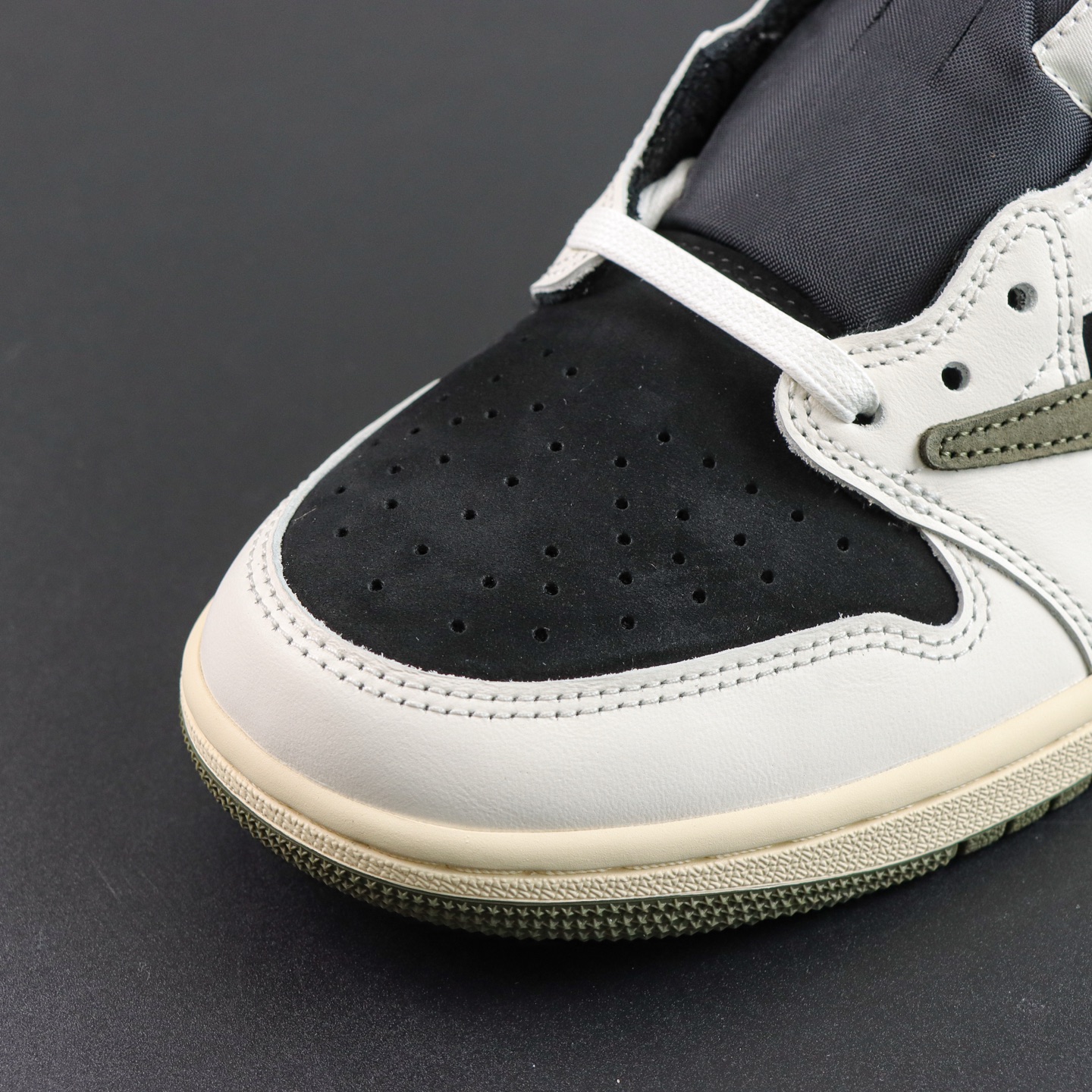 Jordan  × Travis Scott Air Jordan 1 Low 倒钩5.0 Medium Olive 黑