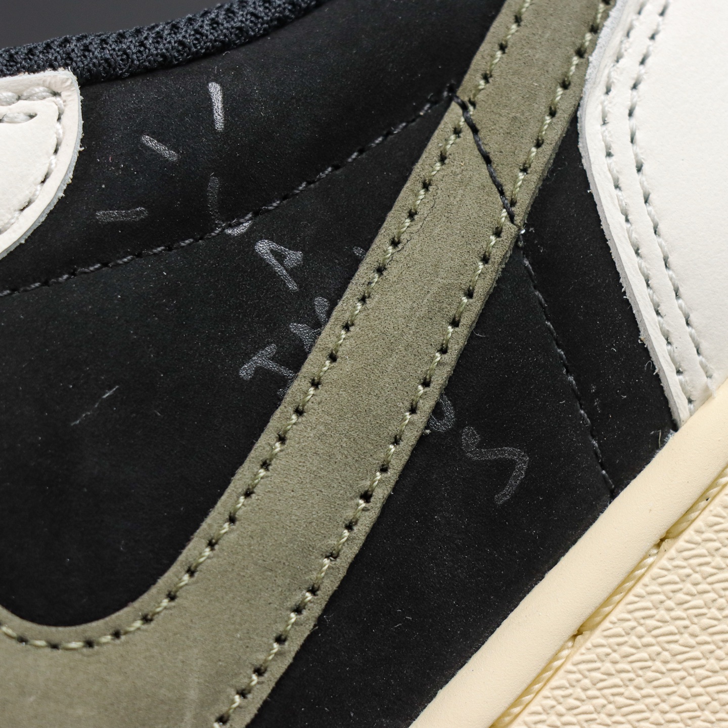 Jordan × Travis Scott Air Jordan 1 Low 倒钩5.0 Medium Olive 黑 Jordan × Travis Scott Air Jordan 1 Low 倒钩5.0 Medium Olive 黑