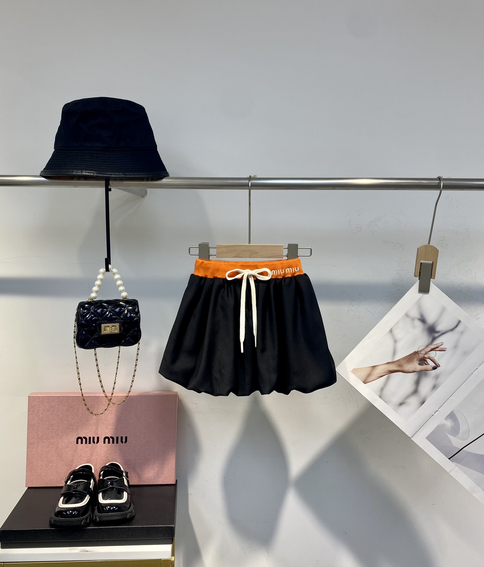 Precio de venta @98, sin descuento Miu falda corta naranja con paneles, nueva temporada de verano....[saltando][saltand…