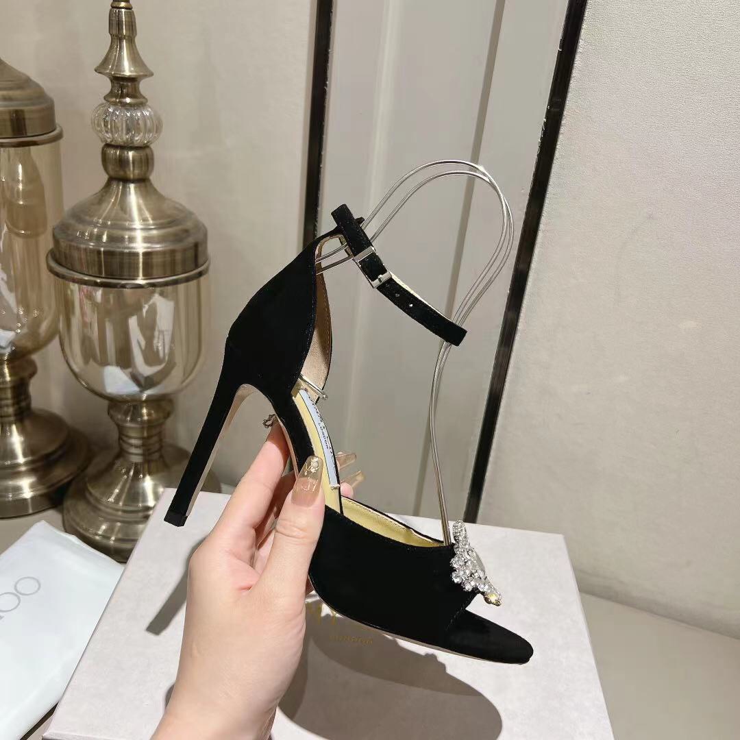 Las sandalias de moda sencillas, elegantes y de moda de Jimmychoo. Sandalias de tacón de una línea con hebilla, de form…