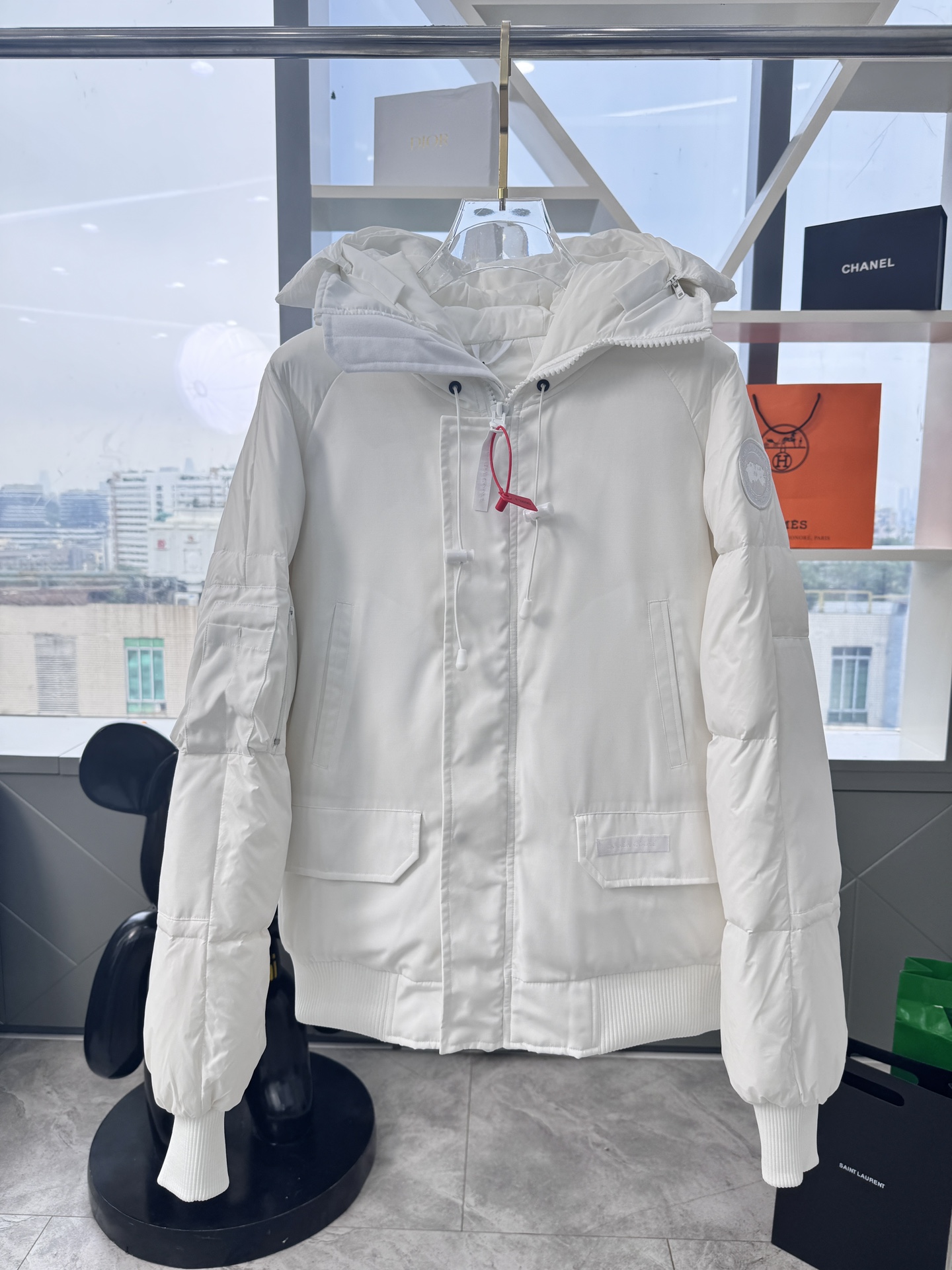 NO:550472,Down jacket - CANADA GOOSE/Canada Goose limited edition environmentally friendly theme/Standard parka/4660MSMU# for men and women!  The Standard Expedition Parka incorporates the classic design of our parkas, setting the standard for CanadaGoose coats to adopt sustainable and environmentally friendly designs in the future. The Standard Expedition Parka draws on the kinetic design elements of the Expedition Parka, while using more sustainable materials and processes to produce it. It adheres to the concept of environmental protection, takes practical actions to prevent global warming, and uses excellent quality to drive away the cold for you. Material Analysis Characteristics  Analysis 1 (Wolf Hair) We guarantee that the fur collars received by all customers will be grayer than the genuine ones. Each wolf hair is 43cm long and 16cm wide, all made from wild first-grade gray wolf skins in western Canada!  Analysis 2 (Trademark) We use dyed embroidery thread to truly achieve 100% reproduction of the trademark, ensuring that the embroidery thread is exactly the same as ZP, with zero color difference and full map letters, and 100% true to version reproduction!  (We can guarantee that no one in our industry is more attentive and professional than us!) Analysis 3 (fabric) The new expedition model is composed of two fabrics, abandoning the old expedition 21-count all-round fabric!  The front piece is made of 18-count glue and the back piece (sleeves) is made of pongee wool plaid!  It ensures the comfort and fit of the upper body while ensuring the 5-level cold protection index, so that the fabric for the mask is as comfortable as the old expedition 5-level cold protection index. Analysis of the four (accessory materials) original one-to-one molded mine buckle/comma button/zipper embryo/four-button/, washed label/custom-dyed cuff thread!  Product color: dawn white, black, stone gray. Sizes XS S M L XL XXL BBB2, Moncler, jackets & coats, down jacket, alexander wang19860909羽绒服- CANADA GOOSE/加拿大鹅限定款环保主题/Standard派克大衣/4660MSMU#男女款！ StandardExpedition派克大衣融入了我们的派克大衣经典设计,为CanadaGoose外套在未来采用可持续的环保设计树立了标准. StandardExpedition派克大衣借鉴Expedition派克大衣的动能性设计元素,同时使用更具可持续性的材料和工艺进行制作,它秉承环保理念,以实际行动阻止全球变暖,以出色品质为您驱散严寒. 材料解析特性 解析一（狼毛）保证所有客户收到的毛领都比正品颜色要更清灰,每一根狼毛43长16宽,全部由加拿大西部野生一级清灰狼皮制成！ 解析二（商标）我们采用订染的绣花线,真正的做到了百分百复刻商标,保证与ZP完全一致绣花线0色差满地图字母百分百对版还原！（我们敢保证没有任何一位同行比我们更用心更专业！） 解析三（面料）新远征款由两种面料组合放弃了老款远征21支全面料！前片采用18支过胶+后片（袖子）采用春亚纺呢绒格子布！在保证5级防寒指数的情况下又确保了上身的舒适与贴合度,做到蒙口的面料舒适和老款远征5级防寒指数. 解析四(辅料)原版一比一开模地雷扣/逗号扣/拉链胚/四合扣/,水洗标/订染袖口螺纹！ 产品配色晨曦白,黑色,石灰色 尺码XS S M L XL XXL BBB2,,Moncler,jackets & coats,down jacket,alexander wang,Men's clothing