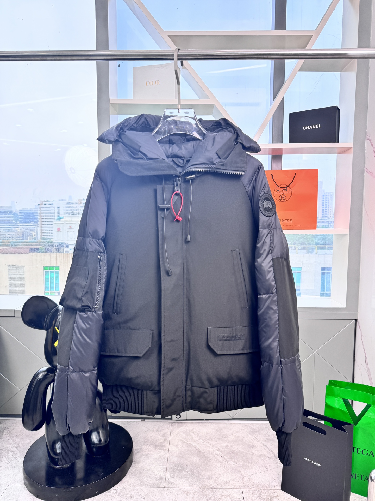 NO:550475,Down jacket - CANADA GOOSE/Canada Goose Limited Edition Environmental Protection Theme/Standard Parker/4660MSMU# Men's and Women's Style!  Standard Expedition Parker coats incorporate our classic Parker coat design, setting the standard for CanadaGoose coats to adopt sustainable environmentally friendly design in the future. Standard Expedition Parker coats draw on the kinetic design elements of Expedition Parker coats, and are made with more sustainable materials and processes. It adheres to the environmental concept and prevents global warming with practical actions and dispels the severe cold for you with excellent quality. Material analysis characteristics Analysis one (wolf hair) ensures that all customers receive a hair collar that is cleaner than the genuine color. Each wolf hair is 43 long and 16 wide, all made of wild first-class clean wolf skin in western Canada!  Analysis 2 (Trademark) We use the dyed embroidery thread to truly achieve 100% replica of the trademark, ensuring that it is completely consistent with ZP embroidery thread 0 color difference full of the map letter 100% pair restore!  (We can guarantee that no peer is more attentive and professional than us!) Analysis 3 (fabric) The new Expedition model has given up the old Expedition model by combining two fabrics!  The front piece uses 18-piece glue + the back piece (sleeves) with spring-spun wool plaid cloth!  While ensuring the level 5 cold-proof index, it ensures the comfort and fit of the upper body, so that the masked fabric is comfortable and the old Expedition level 5 cold-proof index. Analysis of the four (excipients) original one-to-one mold minebuckle/comma buckle/zipper embryo/four-comb buckle/, wash mark/order dye cuff threads!  Product color matching dawn white, black, grey Size XS S M L XL XXL BBB2, Moncler, jackets & coats, down jacket, alexander wang19860909羽绒服-  CANADA GOOSE/加拿大鹅限定款环保主题/Standard派克大衣/4660MSMU#男女款！ StandardExpedition派克大衣融入了我们的派克大衣经典设计,为CanadaGoose外套在未来采用可持续的环保设计树立了标准. StandardExpedition派克大衣借鉴Expedition派克大衣的动能性设计元素,同时使用更具可持续性的材料和工艺进行制作,它秉承环保理念,以实际行动阻止全球变暖,以出色品质为您驱散严寒. 材料解析特性 解析一（狼毛）保证所有客户收到的毛领都比正品颜色要更清灰,每一根狼毛43长16宽,全部由加拿大西部野生一级清灰狼皮制成！ 解析二（商标）我们采用订染的绣花线,真正的做到了百分百复刻商标,保证与ZP完全一致绣花线0色差满地图字母百分百对版还原！（我们敢保证没有任何一位同行比我们更用心更专业！） 解析三（面料）新远征款由两种面料组合放弃了老款远征21支全面料！前片采用18支过胶+后片（袖子）采用春亚纺呢绒格子布！在保证5级防寒指数的情况下又确保了上身的舒适与贴合度,做到蒙口的面料舒适和老款远征5级防寒指数. 解析四(辅料)原版一比一开模地雷扣/逗号扣/拉链胚/四合扣/,水洗标/订染袖口螺纹！ 产品配色晨曦白,黑色,石灰色 尺码XS S M L XL XXL BBB2,,Moncler,jackets & coats,down jacket,alexander wang,Men's clothing