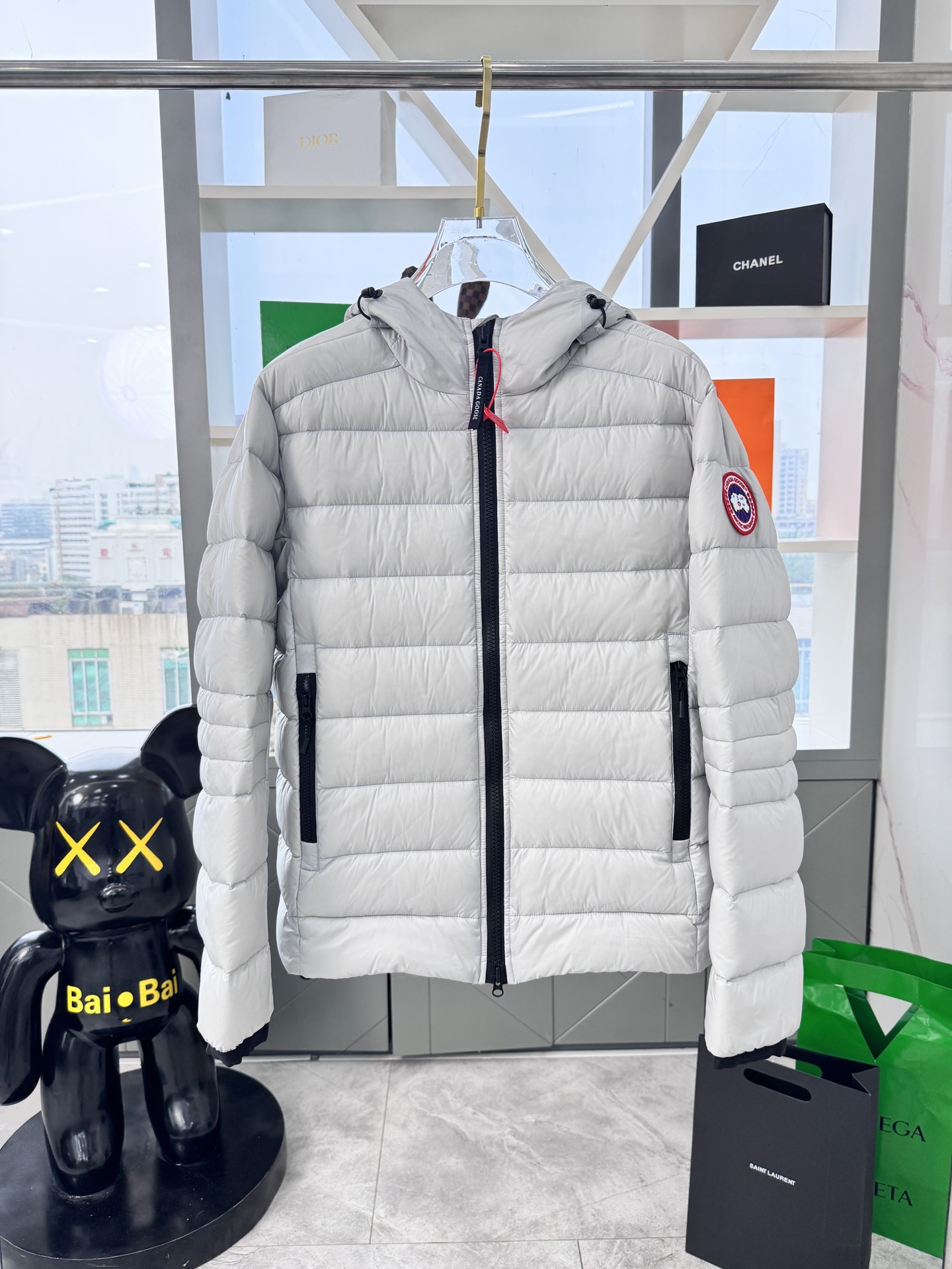 NO:550469,Down Jacket - /Canada Goose 2227 Thin and Light Style. Super light, no weight on the upper body at all!  The Canadian brand Canada Goose has always been recognized as the warmest down jacket. Various Instagram celebrities, Internet celebrities, and celebrities often wear it for street photos. I make Canada Goose every year, but I still can’t get rid of my love for the goose. There is no need to be afraid of the cold winter. Canada Goose is the legendary warmest down jacket and is known as a must-have for Arctic outdoor sports!  The most popular down jacket in the world, celebrities are rushing to buy it, it is a must-have!  Code number: XS-2XL Color silver gray (red label) silver gray (black label), black (red label), black (black label), dark blue BBB2,,down jacket,alexander wang19860909羽绒服-  /加拿大鹅2227轻薄款.超轻便,上身完全没有负重感！ 更彰显气质 加拿大品牌Canada Goose一直是被公认为最保暖的羽绒服,各种各路ins红人、网红、明星也时长穿他街拍.每年都有做Canada Goose,却依旧无法摆脱对大鹅的喜爱,再寒冷的冬天都不需要怕,加拿大鹅是传说中最保暖的羽绒服,号称北极户外运动必备品！全球爆热第一的羽绒服,各大明星争相抢购,人手必备！ 码数: XS-2XL 颜色银灰(红标）银灰(黑标）、黑色(红标)、黑色(黑标）、深蓝 BBB2,,down jacket,alexander wang,Men's clothing