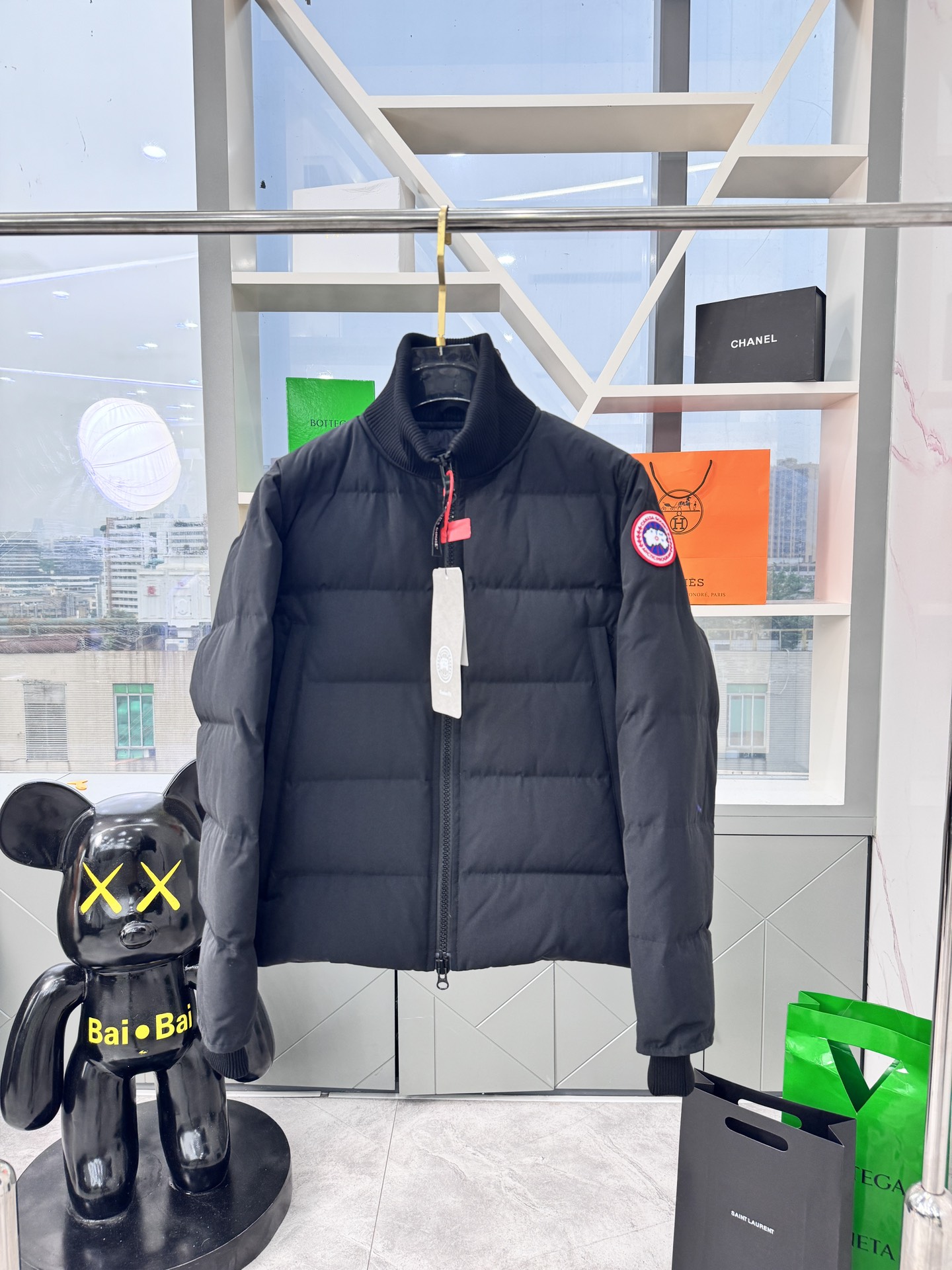 NO:550478,Down jacket - Ganand Goose Canada Goose 42 new short model for men. The most popular autumn and winter items in INS in recent years. More and more people are beginning to choose Big Goose down jacket with hair collar wolf hair!  Canadian Goose's ultra-3D technology waterproof fabric treatment is perfectly resistant to wind, cold and ultra-temperature!  Built-in plush heat storage to keep warm, warm up quickly and quickly!  Personalized design, exquisite craftsmanship, smooth feel, and comfortable skin. Double windproof cuffs, windproof and freezing!  The pocket design is beautiful and practical. The Canadian Goose Down Jacket is the most popular warm-keeping suit in the world in the past two years. It has far surpassed the down jacket of the Kingdom of Mouth. At the same time, the classic style is never out of date. Don’t be afraid of this cold winter. You only need a Canadian Goose Down Jacket to do it all. Item number: 42 Black: Lime, Black, Graphite Gray Size S-3XL BBB2, Moncler, down jacket, alexander wang19860909羽绒服- Ganand Goose加拿大鹅42男士新短款.近几年来INS最热门的秋冬单品.越来越多的人开始选择大鹅羽绒服.毛领狼毛！ 加拿大鹅超3D技术防水面料处理,完美抗风,耐冷,超温！内置毛绒蓄热保暖,升温快快速暖身！个性化设计,工艺精湛,手感光滑,皮肤舒适.双层防风袖口,防风防冻！口袋设计美观实用, 加拿大鹅羽绒服是近两年来世界上最热门的保暖套装,它已经远远超过了蒙口王国的羽绒服.同时款式经典永不过时.不要害怕这个寒冷的冬天,你只需要一件加拿大鹅羽绒服就通通可以搞定. 货号:42款 黑色:石灰,黑色,石墨灰 尺码S-3XL BBB2,,Moncler,down jacket,alexander wang,Men's clothing