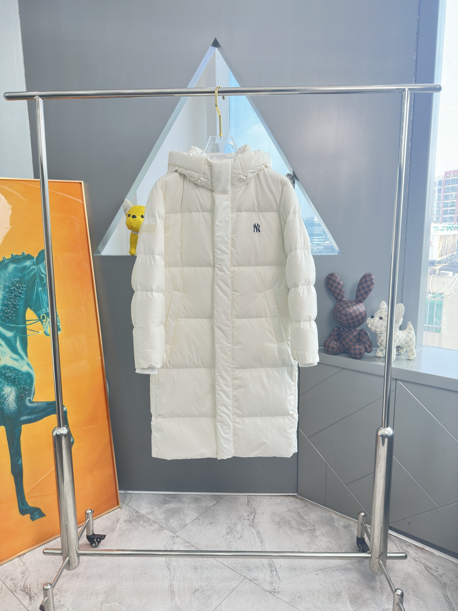 NO:550496,Down Jacket - [New MLB Long Down Jacket] MLB is a street life sports brand under F&F, South Korea. It has 26 years of classic tradition and is a leader in street culture and international lifestyle. The MLB brand is based on a strong baseball culture and American street fashion culture as an element, becoming a leader in the field of trendy sports. At the same time, the MLB brand has also become a fashionable and fashionable product that is keen to express itself and young independent people. While helping consumers better shape their fashionable personality, it conveys the trendy attitude of young people that are not convergent, not blindly following, and positively independent. Combining appearance and strength, it makes you warmer in the cold winter. New technology fabrics are anti-wrinkle and wear-resistant, and can quickly return to flatness after being rubbed. Original customized water-washed woven labels restore ZP one to one. Original customized fabrics, with inner splicing effect, 90 velvet, soft feel, very full.  The upper body is light and can withstand cold weather outdoors. The body is made of high-rise quilting and cutting, and the inner double-layer inner liner is filled with undress. The inner hardware and zipper accessories are very exquisite and stylish. The details are strictly controlled and the quality is perfect. The thickness is moderate, the style is three-dimensional, and the upper body is not bloated, which raises the figure. Classic and versatile long down jacket item, two colors selected. Number of code xs-2xl BBB1,, down jacket, alexander wang19860909羽绒服-【新款MLB长款羽绒服】 MLB是韩国F&F旗下街头生活运动品牌,拥有26年经典传统,是街头文化和国际生活方式的领导者.MLB品牌以浓郁的棒球文化为背景,以美国街头时尚文化为元素,成为潮流运动领域的领导者.与此同时,MLB品牌也成为热衷表达自我、年轻独立人群的衣橱常备时尚潮品,在帮助消费者更好的塑造时尚个性形象的同时,传递年轻人不趋同、不盲从、积极独立的潮流态度 集颜值与实力于一身,冰冷的冬日里让你更加温暖. 新科技面料,抗皱耐磨,揉搓后也能很快恢复平整. 原厂定制水洗织唛,一比一还原ZP 原厂定制面料,内里拼接效果 内充90绒,柔软的手感,非常饱满. 上身轻盈,能抵御户外寒冷天气. 衣身采用加高绗缝切割制作,内里双层内胆充绒. 内里五金拉链辅料,做工非常精致有型. 细节上严格品控,完美品相.厚度适中,版型立体剪裁,上身不显臃肿,拉高身材. 经典百搭长款羽绒服单品,两色选. 码数 xs-2xl BBB1,,down jacket,alexander wang,Men's clothing