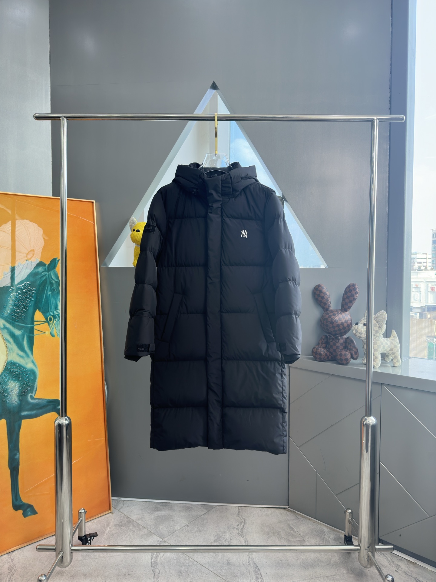 NO:550493,Down Jacket - [New MLB Long Down Jacket] MLB is a street life sports brand under F&F, South Korea. It has 26 years of classic tradition and is a leader in street culture and international lifestyle. The MLB brand is based on a strong baseball culture and American street fashion culture as an element, becoming a leader in the field of trendy sports. At the same time, the MLB brand has also become a fashionable and fashionable product that is keen to express itself and young independent people. While helping consumers better shape their fashionable personality, it conveys the trendy attitude of young people that are not convergent, not blindly following, and positively independent. Combining appearance and strength, it makes you warmer in the cold winter. New technology fabrics are anti-wrinkle and wear-resistant, and can quickly return to flatness after being rubbed. Original customized water-washed woven labels restore ZP one to one. Original customized fabrics, with inner splicing effect, 90 velvet, soft feel, very full.  The upper body is light and can withstand cold weather outdoors. The body is made of high-rise quilting and cutting, and the inner double-layer inner liner is filled with undress. The inner hardware and zipper accessories are very exquisite and stylish. The details are strictly controlled and the quality is perfect. The thickness is moderate, the style is three-dimensional, and the upper body is not bloated, which raises the figure. Classic and versatile long down jacket item, two colors selected. Number XS-2xl BBB1,, down jacket, alexander wang19860909羽绒服-【新款MLB长款羽绒服】 MLB是韩国F&F旗下街头生活运动品牌,拥有26年经典传统,是街头文化和国际生活方式的领导者.MLB品牌以浓郁的棒球文化为背景,以美国街头时尚文化为元素,成为潮流运动领域的领导者.与此同时,MLB品牌也成为热衷表达自我、年轻独立人群的衣橱常备时尚潮品,在帮助消费者更好的塑造时尚个性形象的同时,传递年轻人不趋同、不盲从、积极独立的潮流态度 集颜值与实力于一身,冰冷的冬日里让你更加温暖. 新科技面料,抗皱耐磨,揉搓后也能很快恢复平整. 原厂定制水洗织唛,一比一还原ZP 原厂定制面料,内里拼接效果 内充90绒,柔软的手感,非常饱满. 上身轻盈,能抵御户外寒冷天气. 衣身采用加高绗缝切割制作,内里双层内胆充绒. 内里五金拉链辅料,做工非常精致有型. 细节上严格品控,完美品相.厚度适中,版型立体剪裁,上身不显臃肿,拉高身材. 经典百搭长款羽绒服单品,两色选. 码数XS-2xl BBB1,,down jacket,alexander wang,Men's clothing