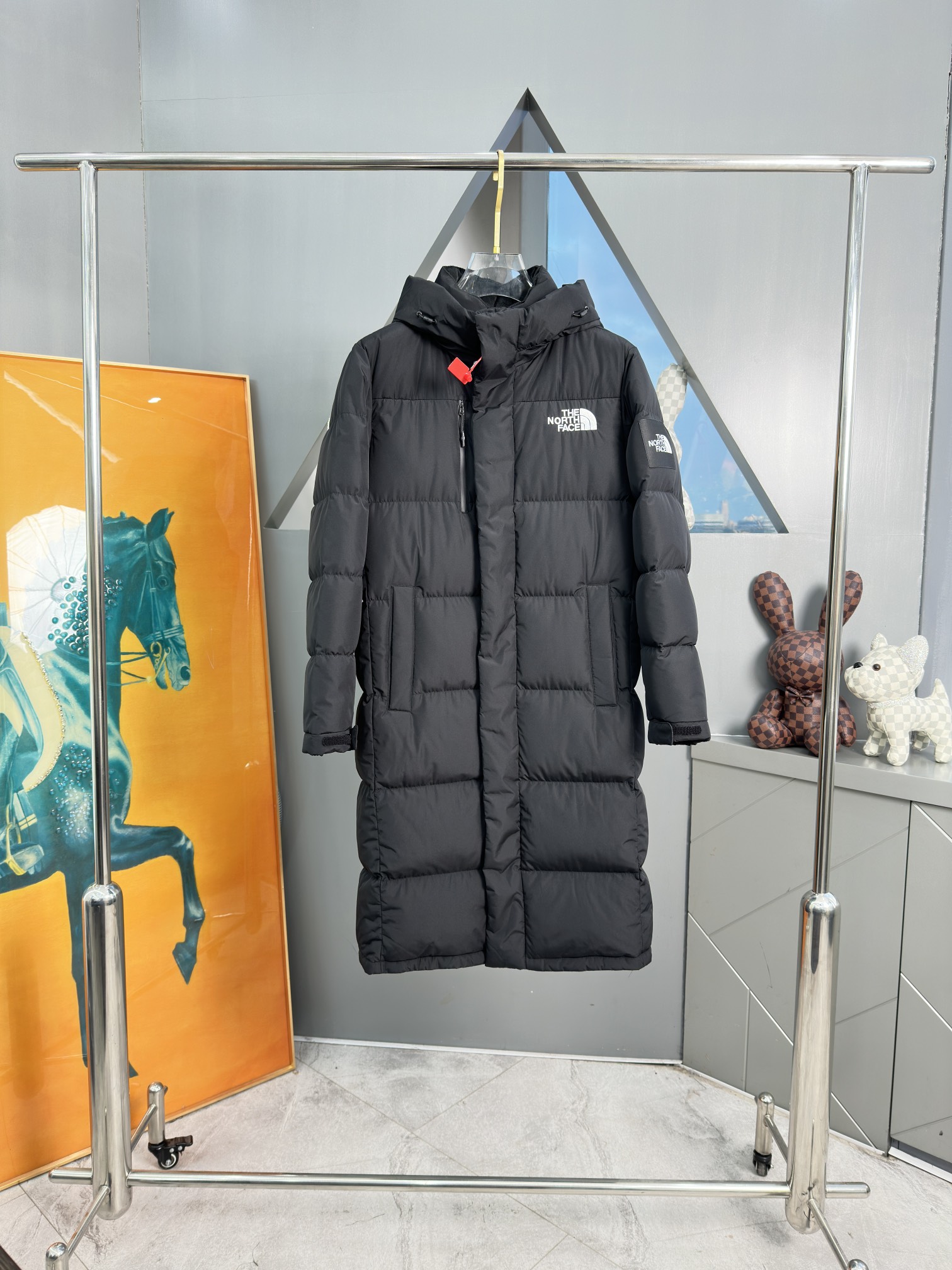 NO:550470,Down jacket - Top version The same style as the north long Shin Min-er / North long hooded down jacket The popular and very selling style, over-the-knee length, the upper body is fashionable and warm and not bloated!  Hooded design, the hat is not removable, the stand-up collar is plus velvet treatment, skin-friendly and warm, and keeps wind and cold!  The single-sided zipper pocket on the chest, combined with front and back chest embroidery and white-label logo on the arm, it is simple and generous, with a high-end feel all over the screen!  It looks ordinary, and it is a surprise on the upper body, and it feels super safe!  Code number xs-2xl (couple model) BBB1,,The North Face,down jacket,hats,alexander wang19860909羽绒服- 顶级版本 北面长款申敏儿同款  /北面长款连帽羽绒服 大火且超有卖点的一款,过膝长度,上身洋气保暖不臃肿！连帽设计,帽子不可拆卸,立领加绒处理,亲肤保暖,挡风抗寒！胸前单侧拉链口袋,配合前后胸刺绣以及手臂白标logo,简单大方,满屏的高级感！看起来普普通通,上身很惊喜,超级有安全感！码数xs-2xl (情侣款） BBB1,,The North Face,down jacket,hats,alexander wang,Men's clothing