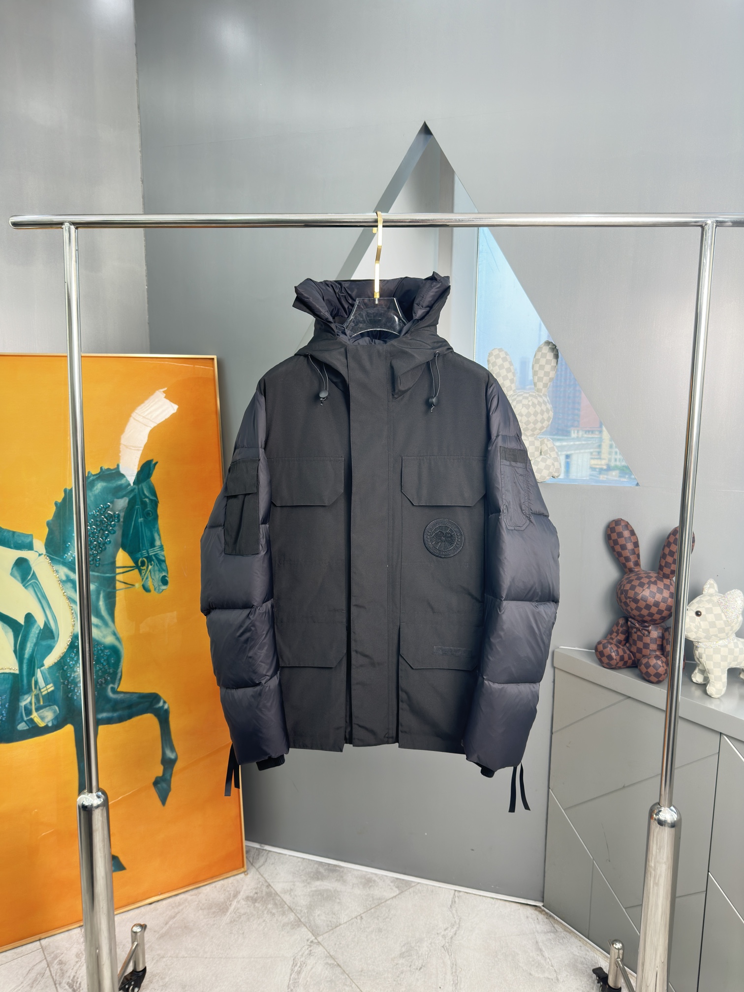 NO:550488,Down jacket - CANADA GOOSE/Canada Goose Limited Edition Environmental Protection Theme/Standard Parker/4660MSMU# Men's and Women's Style!  Standard Expedition Parker coats incorporate our classic Parker coat design, setting the standard for CanadaGoose coats to adopt sustainable environmentally friendly design in the future. Standard Expedition Parker coats draw on the kinetic design elements of Expedition Parker coats, and are made with more sustainable materials and processes. It adheres to the environmental concept and prevents global warming with practical actions and dispels the severe cold for you with excellent quality. Material analysis characteristics Analysis one (wolf hair) ensures that all customers receive a hair collar that is cleaner than the genuine color. Each wolf hair is 43 long and 16 wide, all made of wild first-class clean wolf skin in western Canada!  Analysis 2 (Trademark) We use the dyed embroidery thread to truly achieve 100% replica of the trademark, ensuring that it is completely consistent with ZP embroidery thread 0 color difference full of the map letter 100% pair restore!  (We can guarantee that no peer is more attentive and professional than us!) Analysis 3 (fabric) The new Expedition model has given up the old Expedition model by combining two fabrics!  The front piece uses 18-piece glue + the back piece (sleeves) with spring-spun wool plaid cloth!  While ensuring the level 5 cold-proof index, it ensures the comfort and fit of the upper body, so that the masked fabric is comfortable and the old Expedition level 5 cold-proof index. Analysis of the four (excipients) original one-to-one mold minebuckle/comma buckle/zipper embryo/four-comb buckle/, wash mark/order dye cuff threads!  Product color matching dawn white, black, grey Size XS S M L XL XXL BBB1, Moncler, jackets & coats, down jacket, alexander wang19860909羽绒服- CANADA GOOSE/加拿大鹅限定款环保主题/Standard派克大衣/4660MSMU#男女款！ StandardExpedition派克大衣融入了我们的派克大衣经典设计,为CanadaGoose外套在未来采用可持续的环保设计树立了标准. StandardExpedition派克大衣借鉴Expedition派克大衣的动能性设计元素,同时使用更具可持续性的材料和工艺进行制作,它秉承环保理念,以实际行动阻止全球变暖,以出色品质为您驱散严寒. 材料解析特性 解析一（狼毛）保证所有客户收到的毛领都比正品颜色要更清灰,每一根狼毛43长16宽,全部由加拿大西部野生一级清灰狼皮制成！ 解析二（商标）我们采用订染的绣花线,真正的做到了百分百复刻商标,保证与ZP完全一致绣花线0色差满地图字母百分百对版还原！（我们敢保证没有任何一位同行比我们更用心更专业！） 解析三（面料）新远征款由两种面料组合放弃了老款远征21支全面料！前片采用18支过胶+后片（袖子）采用春亚纺呢绒格子布！在保证5级防寒指数的情况下又确保了上身的舒适与贴合度,做到蒙口的面料舒适和老款远征5级防寒指数. 解析四(辅料)原版一比一开模地雷扣/逗号扣/拉链胚/四合扣/,水洗标/订染袖口螺纹！ 产品配色晨曦白,黑色,石灰色 尺码XS S M L XL XXL BBB1,,Moncler,jackets & coats,down jacket,alexander wang,Men's clothing