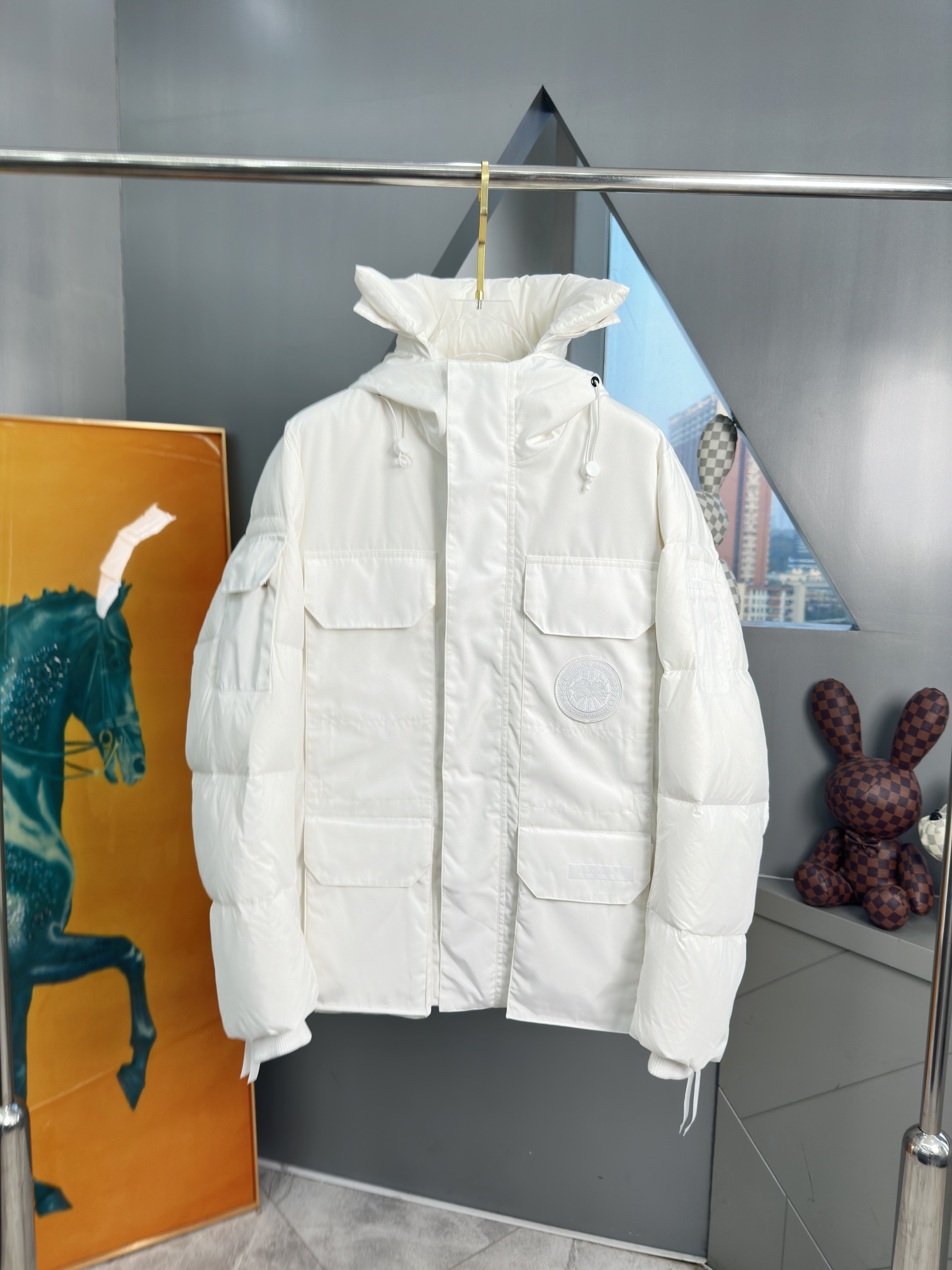 NO:550485,Down jacket-CANADA GOOSE/Canada Goose Limited Edition Environmental Protection Theme/Standard Parker Coat/4660MSMU# Men's and Women's Style!  Standard Expedition Parker coats incorporate our classic Parker coat design, setting the standard for CanadaGoose coats to adopt sustainable environmentally friendly design in the future. Standard Expedition Parker coats draw on the kinetic design elements of Expedition Parker coats, and are made with more sustainable materials and processes. It adheres to the environmental concept and prevents global warming with practical actions and dispels the severe cold for you with excellent quality. Material analysis characteristics Analysis one (wolf hair) ensures that all customers receive a hair collar that is cleaner than the genuine color. Each wolf hair is 43 long and 16 wide, all made of wild first-class clean wolf skin in western Canada!  Analysis 2 (Trademark) We use the dyed embroidery thread to truly achieve 100% replica of the trademark, ensuring that it is completely consistent with ZP embroidery thread 0 color difference full of the map letter 100% pair restore!  (We can guarantee that no peer is more attentive and professional than us!) Analysis 3 (fabric) The new Expedition model has given up the old Expedition model by combining two fabrics!  The front piece uses 18-piece glue + the back piece (sleeves) with spring-spun wool plaid cloth!  While ensuring the level 5 cold-proof index, it ensures the comfort and fit of the upper body, so that the masked fabric is comfortable and the old Expedition level 5 cold-proof index. Analysis of the four (excipients) original one-to-one mold minebuckle/comma buckle/zipper embryo/four-comb buckle/, wash mark/order dye cuff threads!  Product color matching dawn white, black, grey Size XS S M L XL XXL BBB1, Moncler, jackets & coats, down jacket, alexander wang19860909羽绒服-CANADA GOOSE/加拿大鹅限定款环保主题/Standard派克大衣/4660MSMU#男女款！ StandardExpedition派克大衣融入了我们的派克大衣经典设计,为CanadaGoose外套在未来采用可持续的环保设计树立了标准. StandardExpedition派克大衣借鉴Expedition派克大衣的动能性设计元素,同时使用更具可持续性的材料和工艺进行制作,它秉承环保理念,以实际行动阻止全球变暖,以出色品质为您驱散严寒. 材料解析特性 解析一（狼毛）保证所有客户收到的毛领都比正品颜色要更清灰,每一根狼毛43长16宽,全部由加拿大西部野生一级清灰狼皮制成！ 解析二（商标）我们采用订染的绣花线,真正的做到了百分百复刻商标,保证与ZP完全一致绣花线0色差满地图字母百分百对版还原！（我们敢保证没有任何一位同行比我们更用心更专业！） 解析三（面料）新远征款由两种面料组合放弃了老款远征21支全面料！前片采用18支过胶+后片（袖子）采用春亚纺呢绒格子布！在保证5级防寒指数的情况下又确保了上身的舒适与贴合度,做到蒙口的面料舒适和老款远征5级防寒指数. 解析四(辅料)原版一比一开模地雷扣/逗号扣/拉链胚/四合扣/,水洗标/订染袖口螺纹！ 产品配色晨曦白,黑色,石灰色 尺码XS S M L XL XXL BBB1,,Moncler,jackets & coats,down jacket,alexander wang,Men's clothing