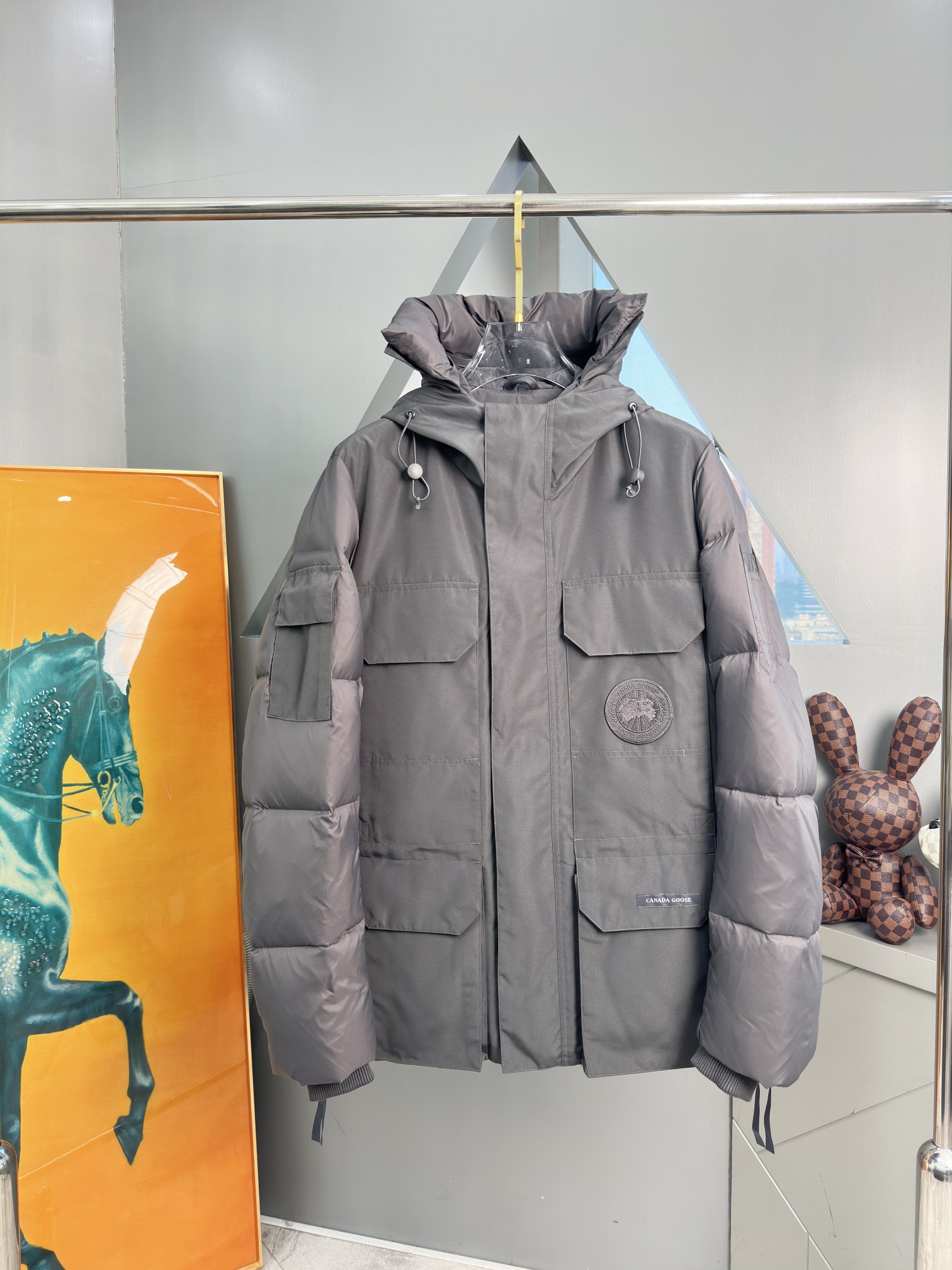 NO:550482,Down jacket - CANADA GOOSE/Canada Goose Limited Edition Environmental Protection Theme/Standard Parker/4660MSMU# Men's and Women's Style!  Standard Expedition Parker coats incorporate our classic Parker coat design, setting the standard for CanadaGoose coats to adopt sustainable environmentally friendly design in the future. Standard Expedition Parker coats draw on the kinetic design elements of Expedition Parker coats, and are made with more sustainable materials and processes. It adheres to the environmental concept and prevents global warming with practical actions and dispels the severe cold for you with excellent quality. Material analysis characteristics Analysis one (wolf hair) ensures that all customers receive a hair collar that is cleaner than the genuine color. Each wolf hair is 43 long and 16 wide, all made of wild first-class clean wolf skin in western Canada!  Analysis 2 (Trademark) We use the dyed embroidery thread to truly achieve 100% replica of the trademark, ensuring that it is completely consistent with ZP embroidery thread 0 color difference full of the map letter 100% pair restore!  (We can guarantee that no peer is more attentive and professional than us!) Analysis 3 (fabric) The new Expedition model has given up the old Expedition model by combining two fabrics!  The front piece uses 18-piece glue + the back piece (sleeves) with spring-spun wool plaid cloth!  While ensuring the level 5 cold-proof index, it ensures the comfort and fit of the upper body, so that the masked fabric is comfortable and the old Expedition level 5 cold-proof index. Analysis of the four (excipients) original one-to-one mold minebuckle/comma buckle/zipper embryo/four-comb buckle/, wash mark/order dye cuff threads!  Product color matching dawn white, black, grey Size XS S M L XL XXL BBB1, Moncler, jackets & coats, down jacket, alexander wang19860909羽绒服- CANADA GOOSE/加拿大鹅限定款环保主题/Standard派克大衣/4660MSMU#男女款！ StandardExpedition派克大衣融入了我们的派克大衣经典设计,为CanadaGoose外套在未来采用可持续的环保设计树立了标准. StandardExpedition派克大衣借鉴Expedition派克大衣的动能性设计元素,同时使用更具可持续性的材料和工艺进行制作,它秉承环保理念,以实际行动阻止全球变暖,以出色品质为您驱散严寒. 材料解析特性 解析一（狼毛）保证所有客户收到的毛领都比正品颜色要更清灰,每一根狼毛43长16宽,全部由加拿大西部野生一级清灰狼皮制成！ 解析二（商标）我们采用订染的绣花线,真正的做到了百分百复刻商标,保证与ZP完全一致绣花线0色差满地图字母百分百对版还原！（我们敢保证没有任何一位同行比我们更用心更专业！） 解析三（面料）新远征款由两种面料组合放弃了老款远征21支全面料！前片采用18支过胶+后片（袖子）采用春亚纺呢绒格子布！在保证5级防寒指数的情况下又确保了上身的舒适与贴合度,做到蒙口的面料舒适和老款远征5级防寒指数. 解析四(辅料)原版一比一开模地雷扣/逗号扣/拉链胚/四合扣/,水洗标/订染袖口螺纹！ 产品配色晨曦白,黑色,石灰色 尺码XS S M L XL XXL BBB1,,Moncler,jackets & coats,down jacket,alexander wang,Men's clothing