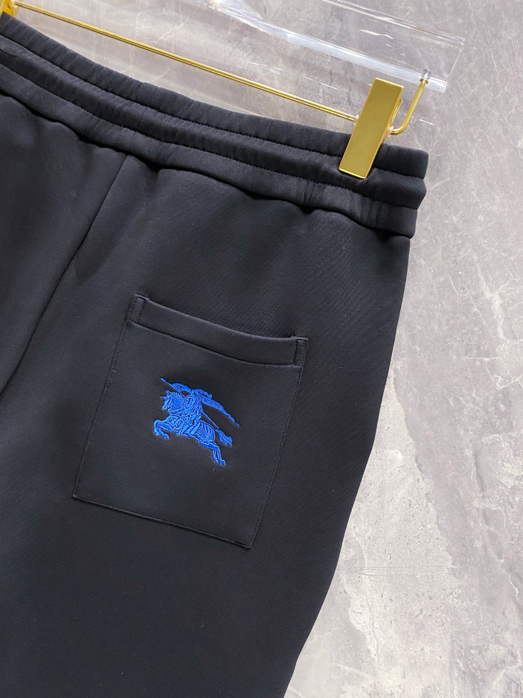 罗意威裤子细节图 2025早秋新款休闲套装！专柜同步。细节精致高级，品牌logo压胶高级感满满。定织面料