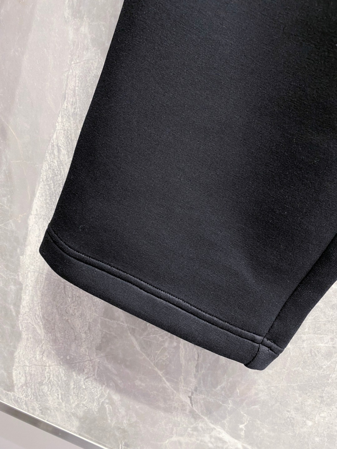 罗意威裤子细节图 2025早秋新款休闲套装！专柜同步。细节精致高级，品牌logo压胶高级感满满。定织面料