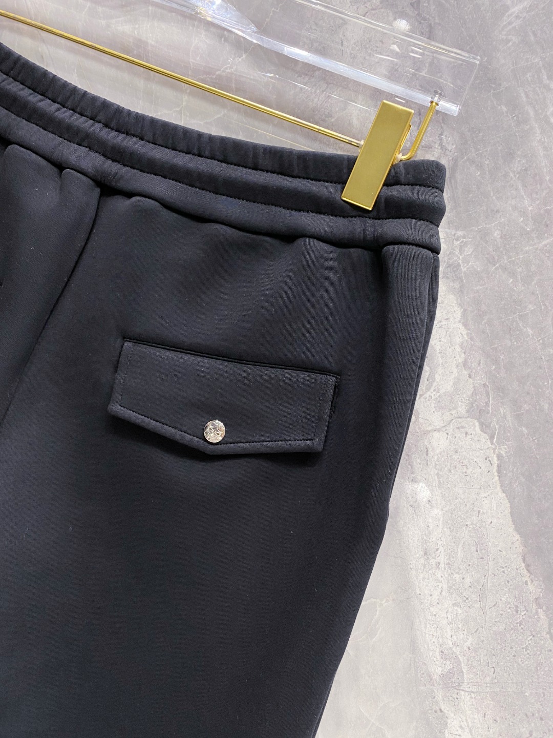 罗意威裤子细节图 2025早秋新款休闲套装！专柜同步。细节精致高级，品牌logo压胶高级感满满。定织面料