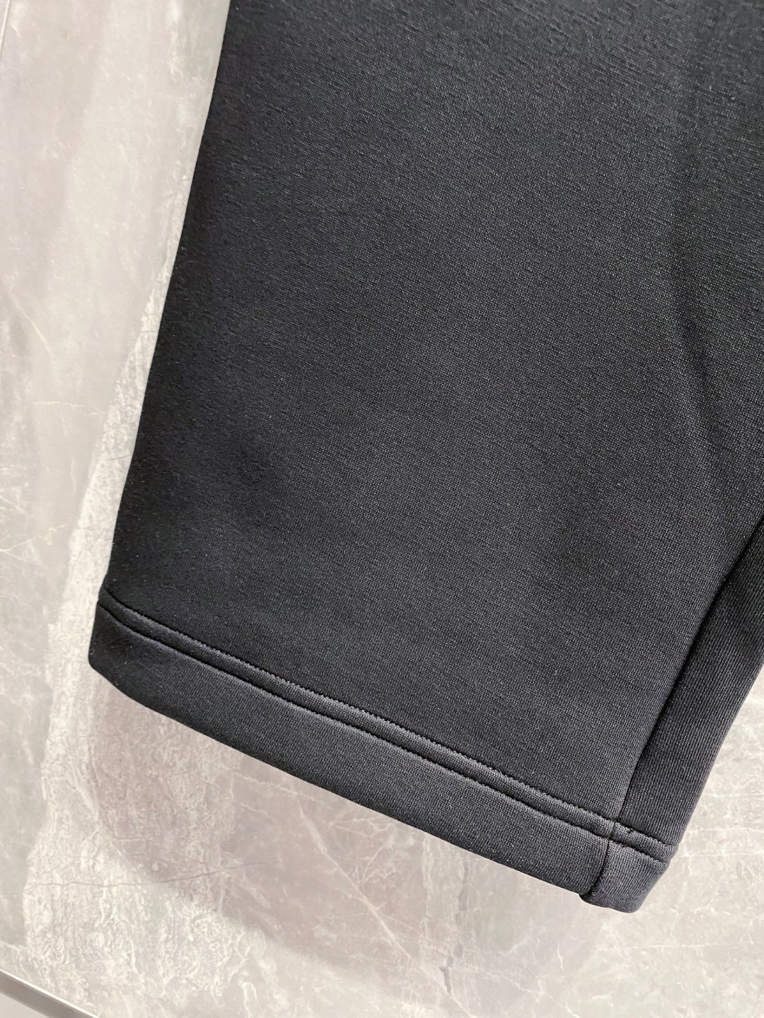 罗意威裤子细节图 2025早秋新款休闲套装！专柜同步。细节精致高级，品牌logo压胶高级感满满。定织面料