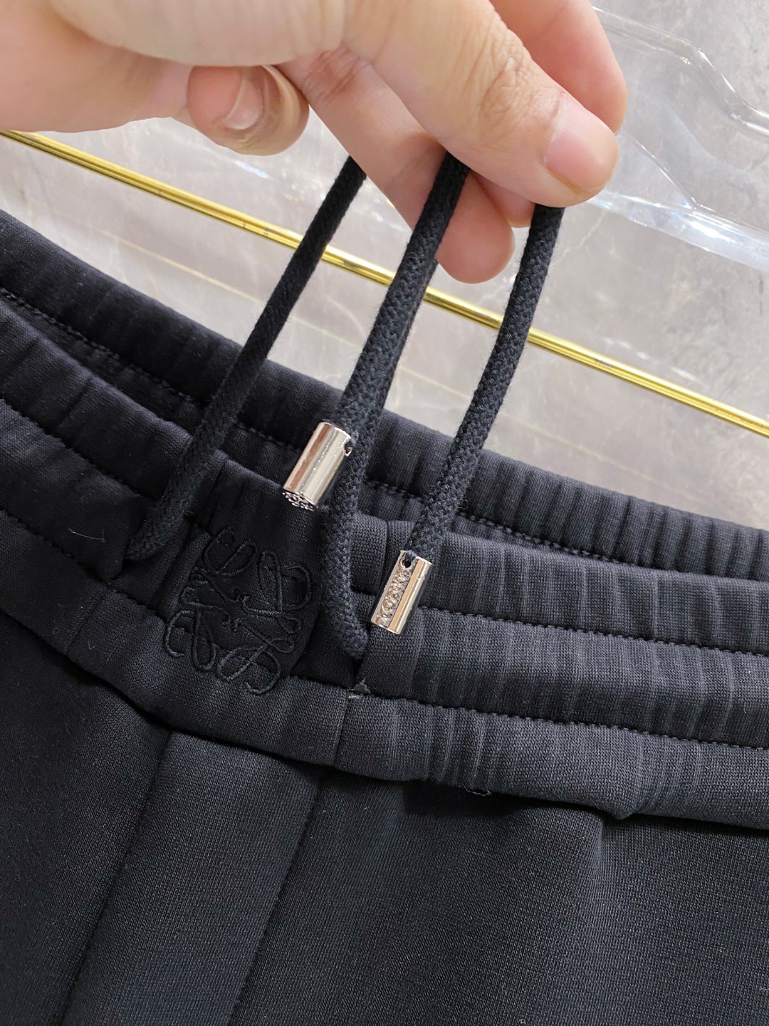 罗意威裤子细节图 2025早秋新款休闲套装！专柜同步。细节精致高级，品牌logo压胶高级感满满。定织面料