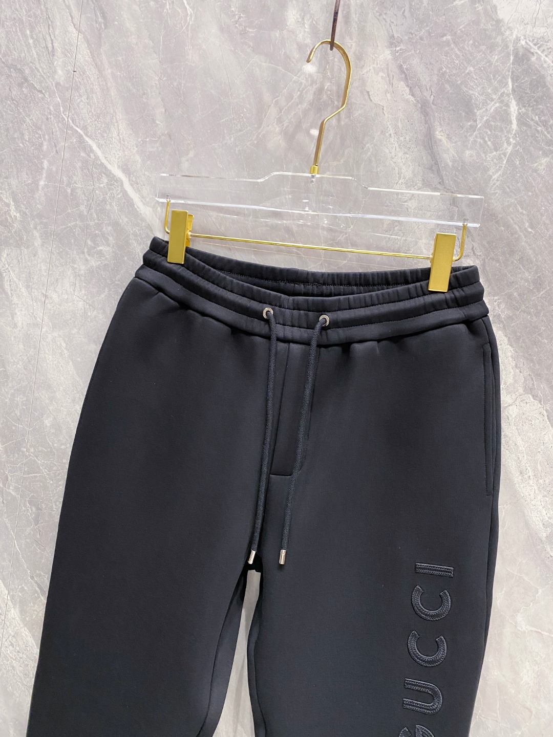 古奇裤子细节图 2025早秋新款休闲套装！专柜同步。细节精致高级，品牌logo压胶高级感满满。定织面料更