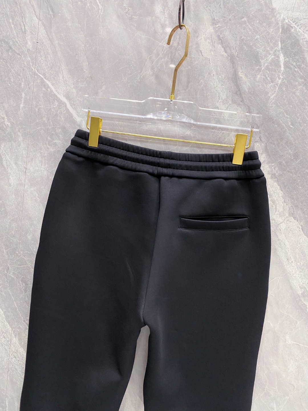 古奇裤子细节图 2025早秋新款休闲套装！专柜同步。细节精致高级，品牌logo压胶高级感满满。定织面料更