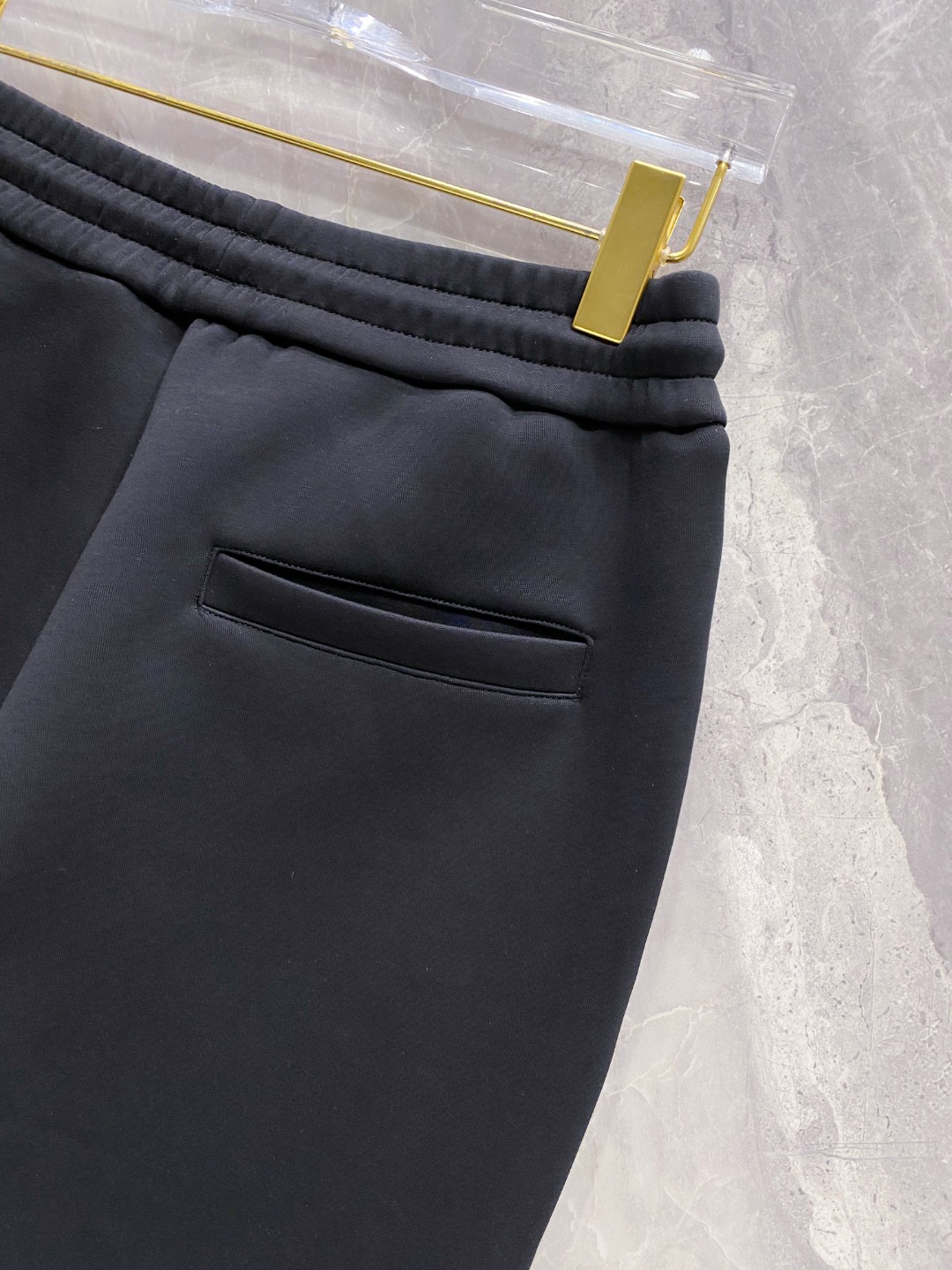 古奇裤子细节图 2025早秋新款休闲套装！专柜同步。细节精致高级，品牌logo压胶高级感满满。定织面料更