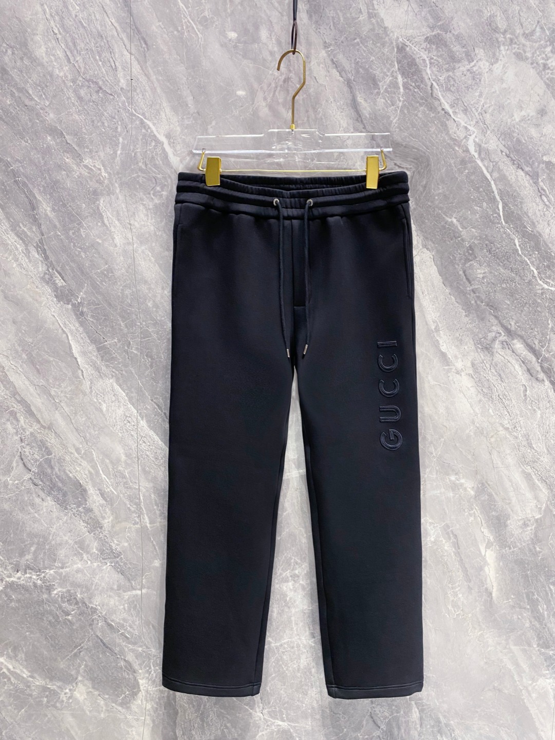 古奇裤子细节图 2025早秋新款休闲套装！专柜同步。细节精致高级，品牌logo压胶高级感满满。定织面料更