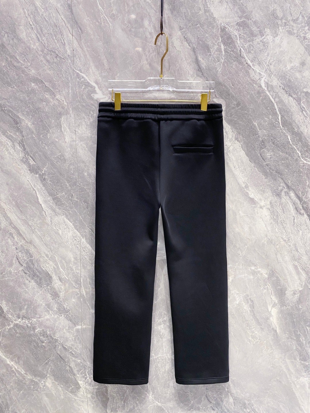 古奇裤子细节图 2025早秋新款休闲套装！专柜同步。细节精致高级，品牌logo压胶高级感满满。定织面料更