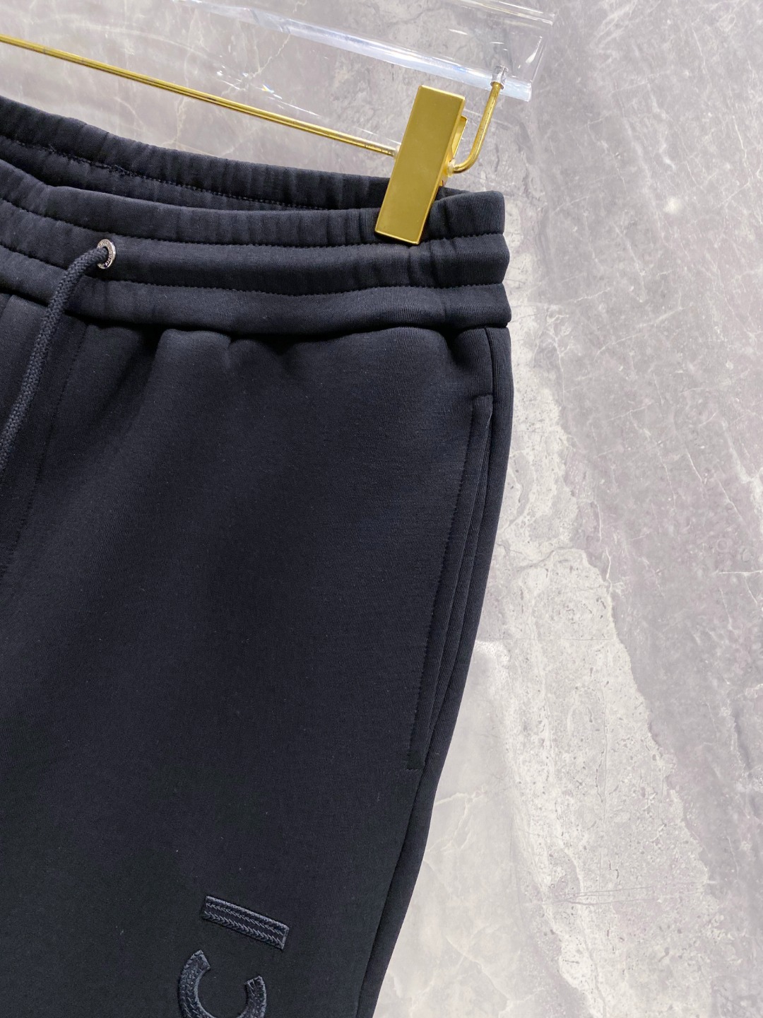 古奇裤子细节图 2025早秋新款休闲套装！专柜同步。细节精致高级，品牌logo压胶高级感满满。定织面料更