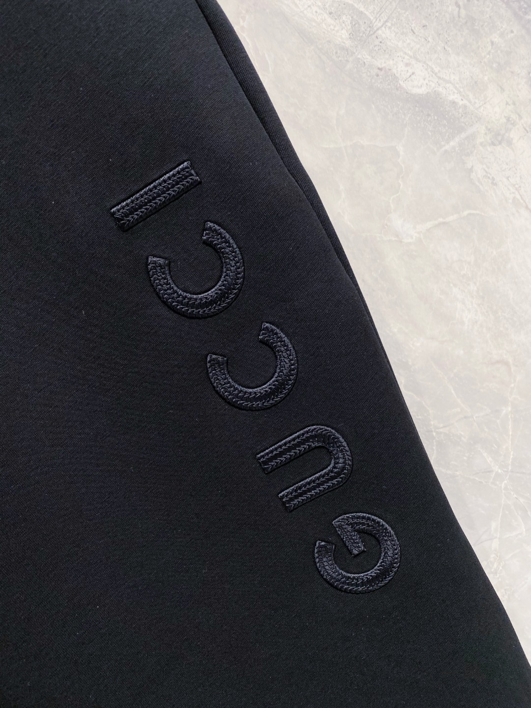 古奇裤子细节图 2025早秋新款休闲套装！专柜同步。细节精致高级，品牌logo压胶高级感满满。定织面料更