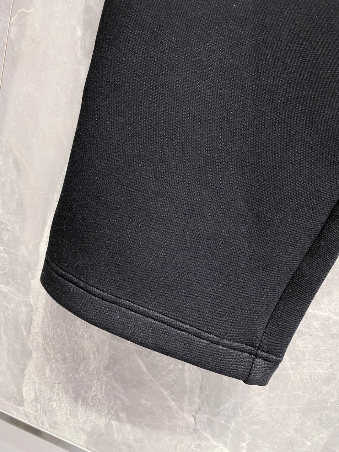 古奇裤子细节图 2025早秋新款休闲套装！专柜同步。细节精致高级，品牌logo压胶高级感满满。定织面料更