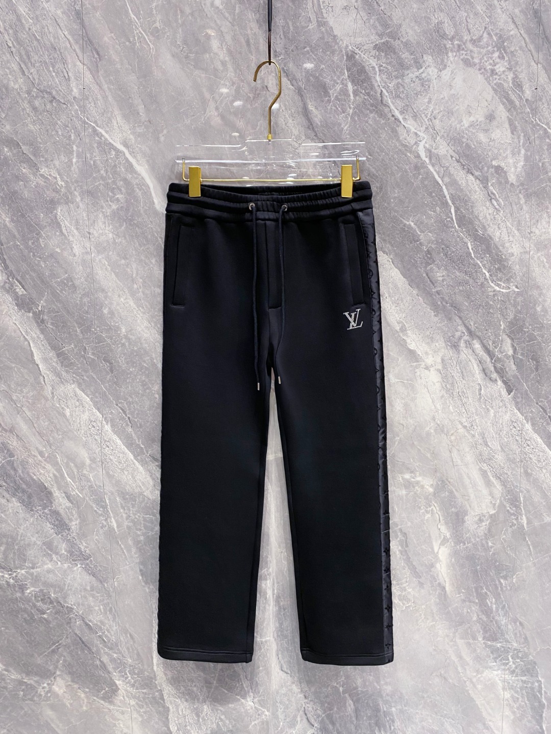 LV裤子细节图 2025早秋新款休闲套装！专柜同步。细节精致高级，品牌logo压胶高级感满满。定织面料更
