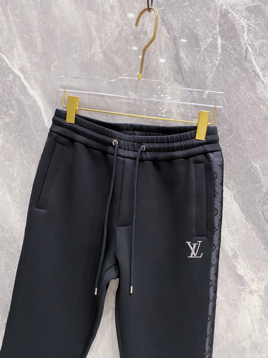 LV裤子细节图 2025早秋新款休闲套装！专柜同步。细节精致高级，品牌logo压胶高级感满满。定织面料更