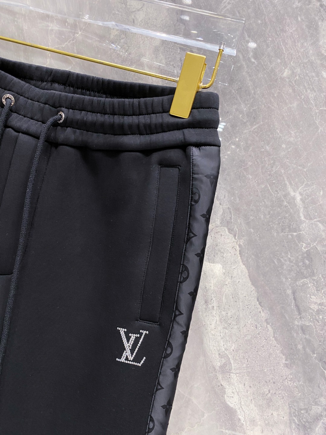 LV裤子细节图 2025早秋新款休闲套装！专柜同步。细节精致高级，品牌logo压胶高级感满满。定织面料更