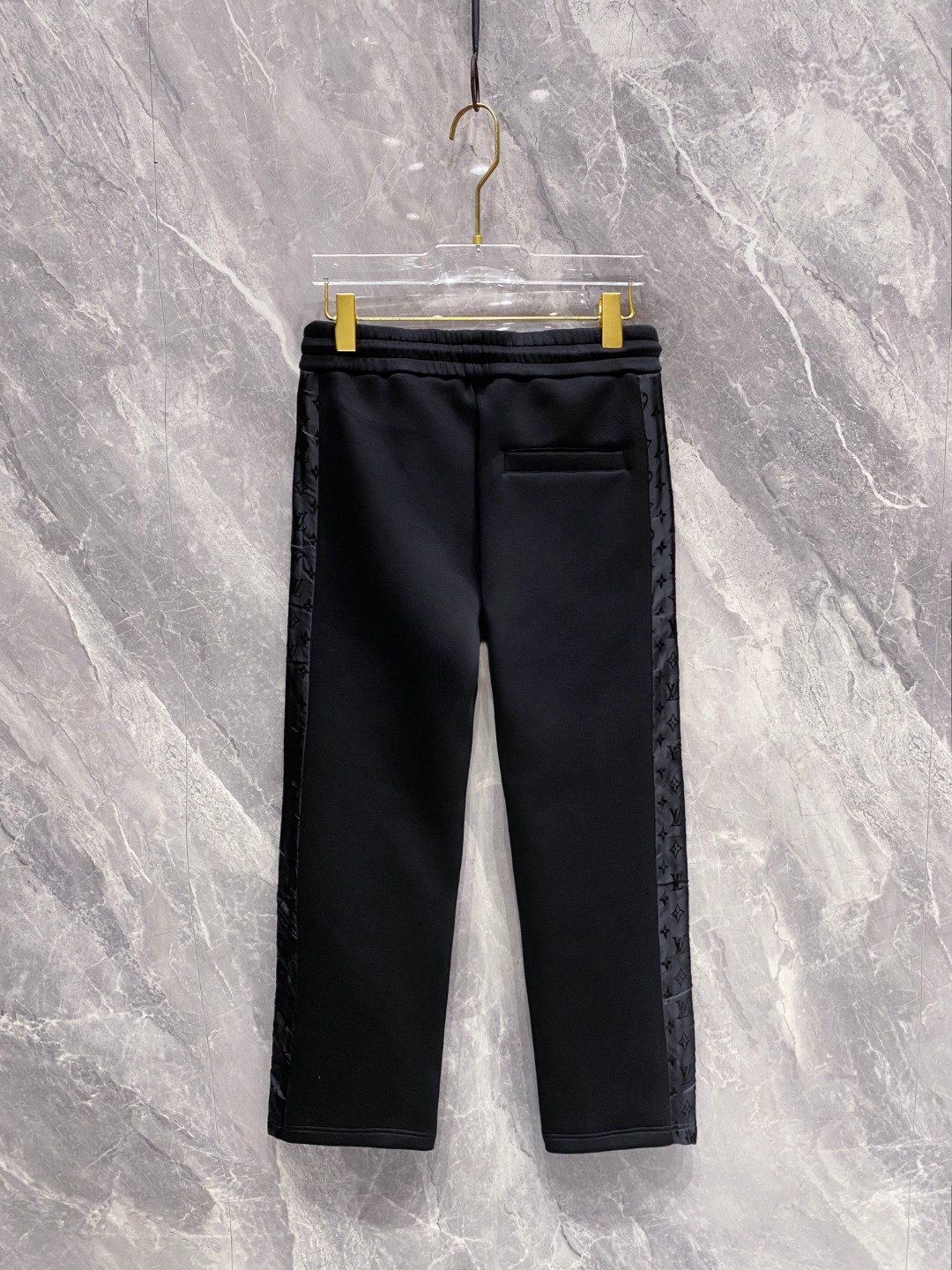 LV裤子细节图 2025早秋新款休闲套装！专柜同步。细节精致高级，品牌logo压胶高级感满满。定织面料更