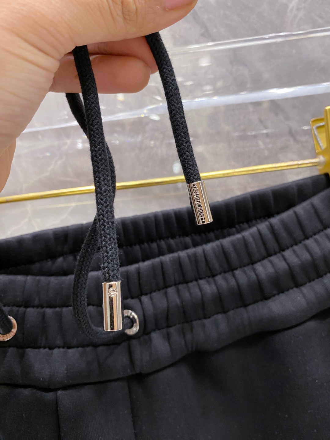 LV裤子细节图 2025早秋新款休闲套装！专柜同步。细节精致高级，品牌logo压胶高级感满满。定织面料更