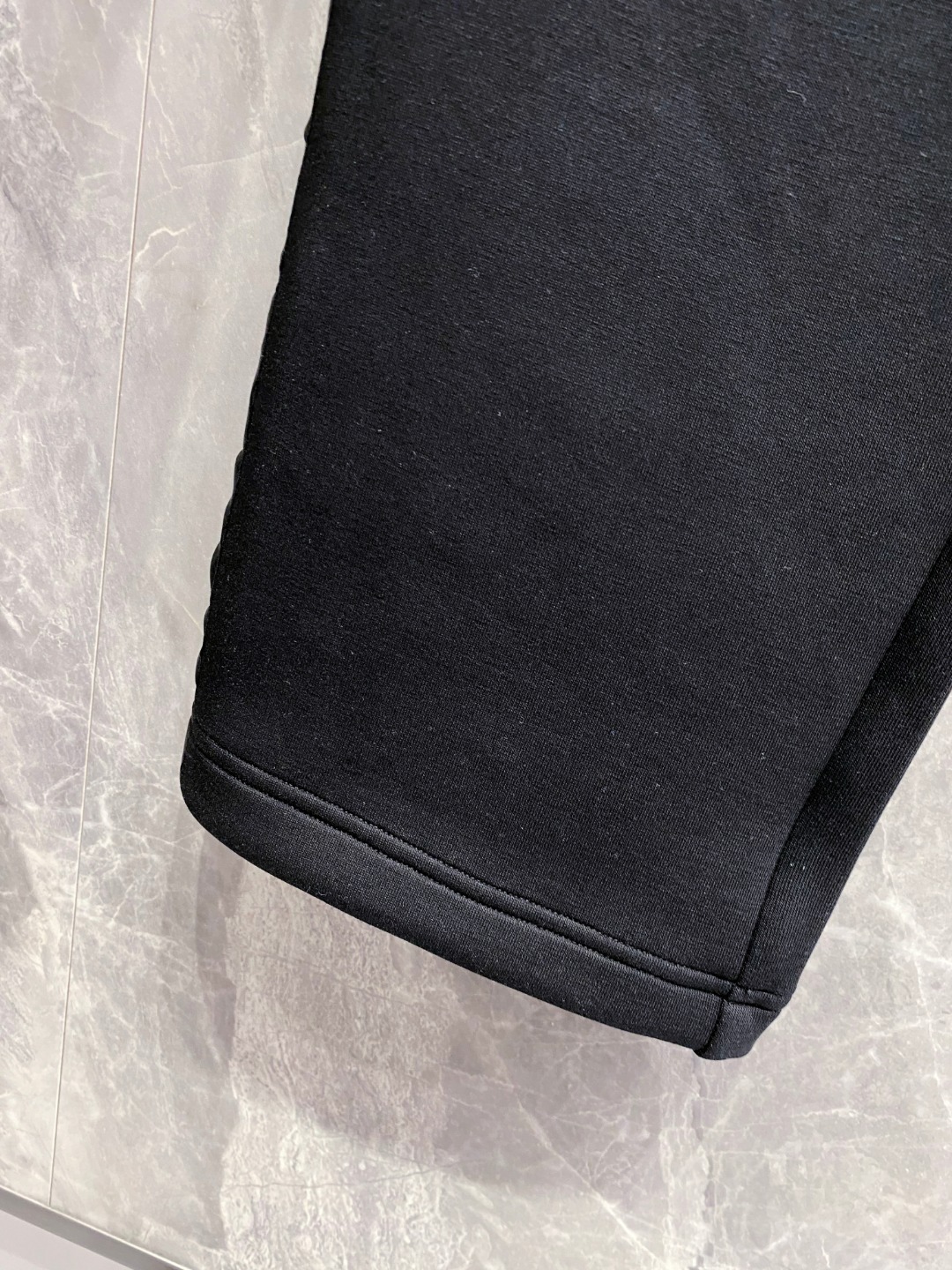 LV裤子细节图 2025早秋新款休闲套装！专柜同步。细节精致高级，品牌logo压胶高级感满满。定织面料更