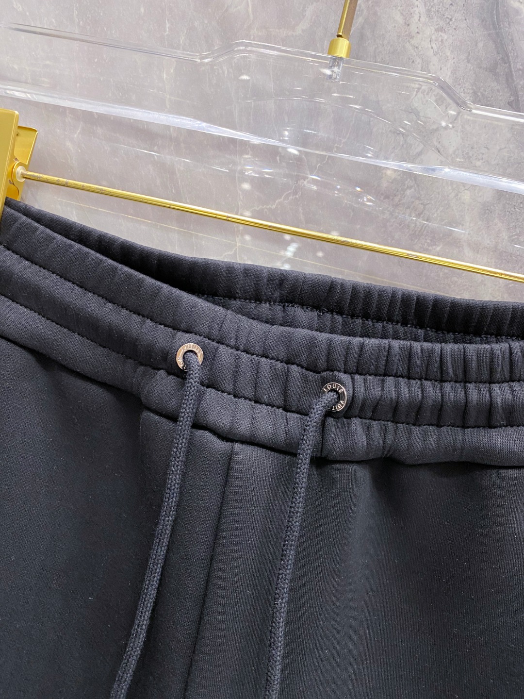 LV裤子细节图 2025早秋新款休闲套装！专柜同步。细节精致高级，品牌logo压胶高级感满满。定织面料更