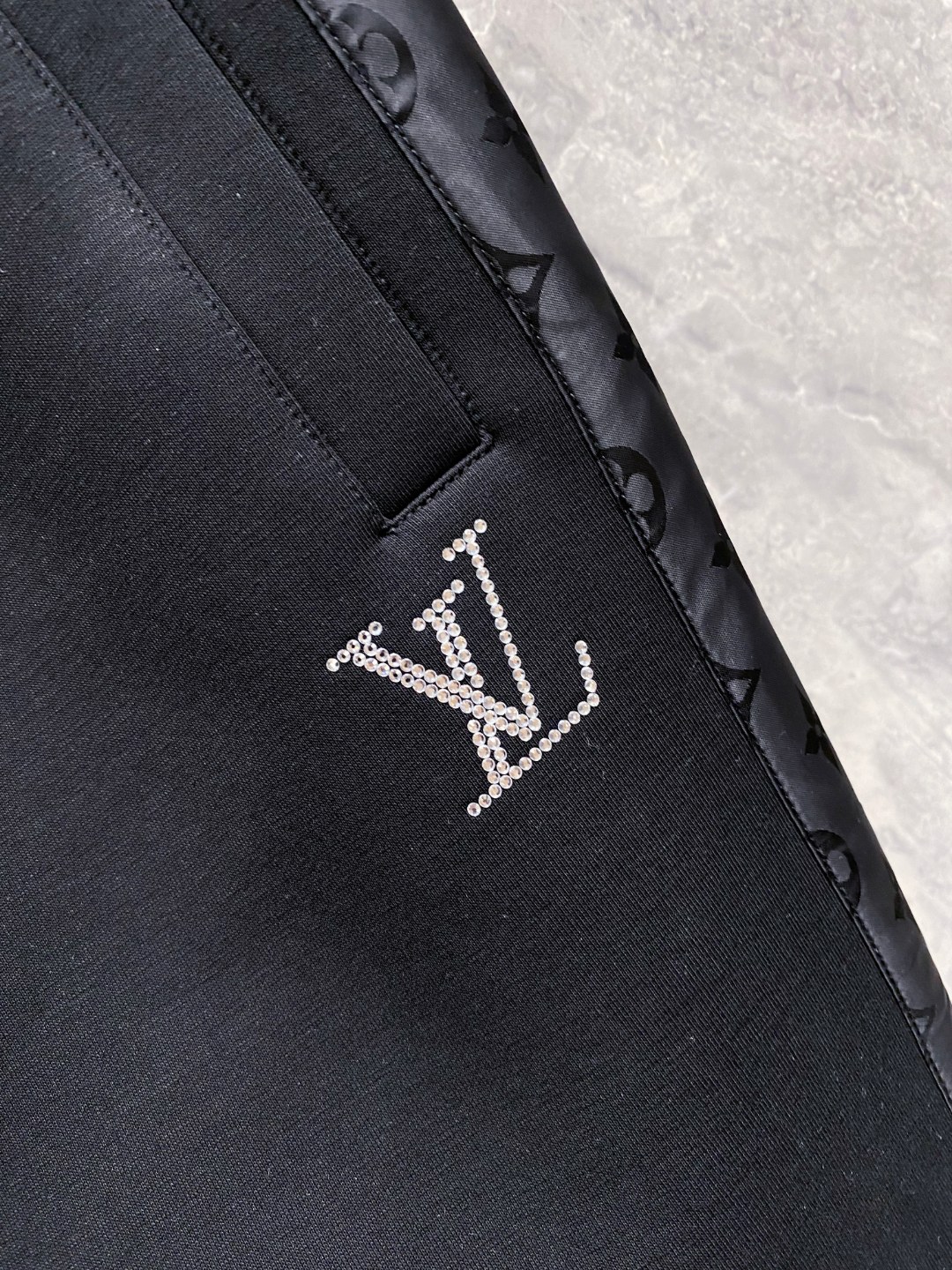 LV裤子细节图 2025早秋新款休闲套装！专柜同步。细节精致高级，品牌logo压胶高级感满满。定织面料更