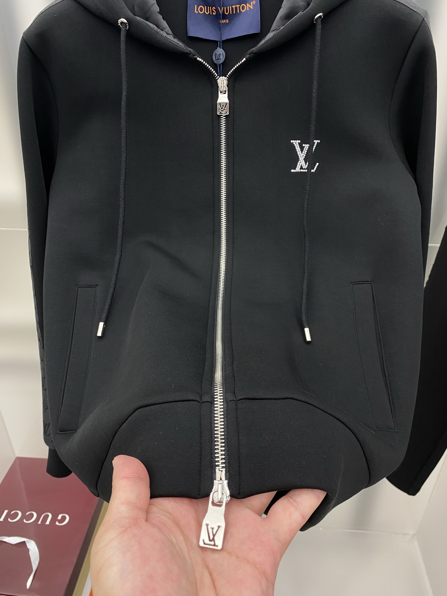 LV 2025早秋新款休闲套装！专柜同步。细节精致高级，品牌logo压胶高级感满满。定织面料更显年轻活力