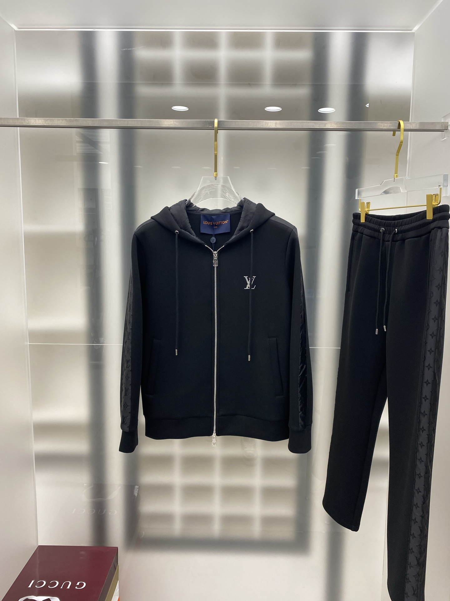 LV 2025早秋新款休闲套装！专柜同步。细节精致高级，品牌logo压胶高级感满满。定织面料更显年轻活力