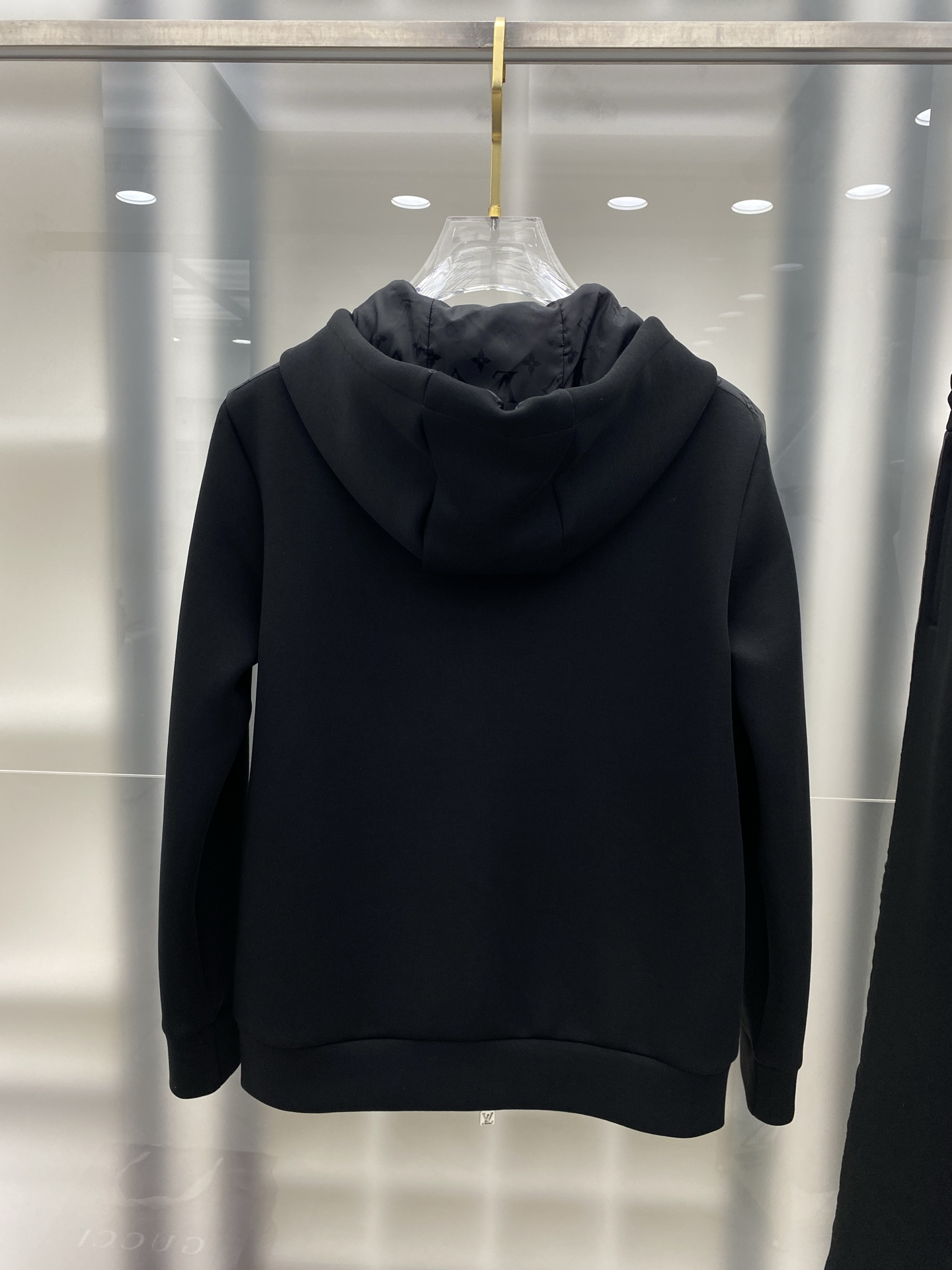 LV 2025早秋新款休闲套装！专柜同步。细节精致高级，品牌logo压胶高级感满满。定织面料更显年轻活力