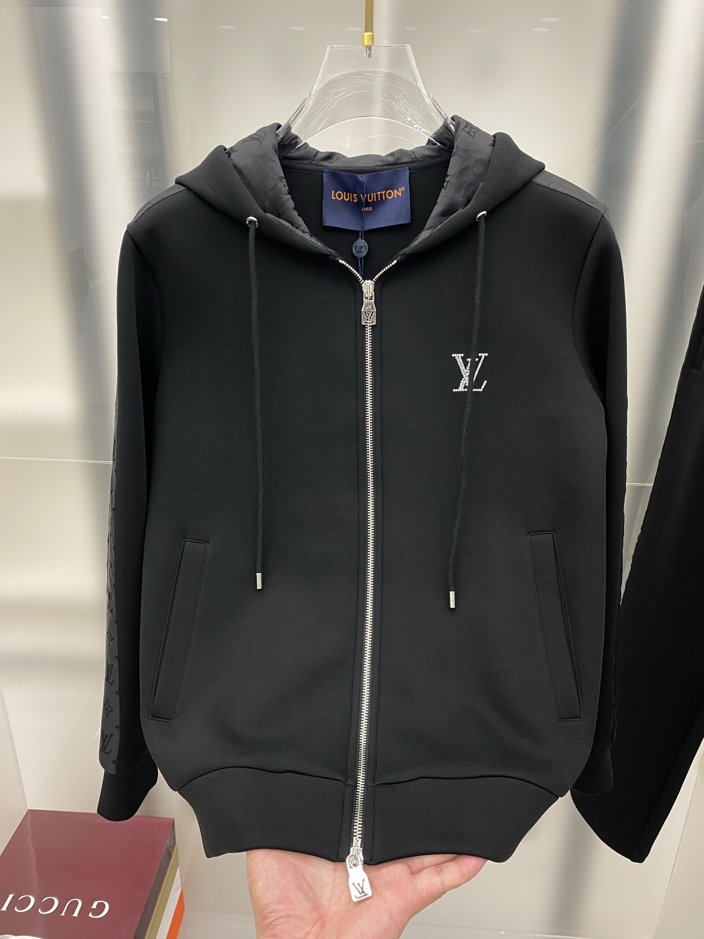 LV 2025早秋新款休闲套装！专柜同步。细节精致高级，品牌logo压胶高级感满满。定织面料更显年轻活力