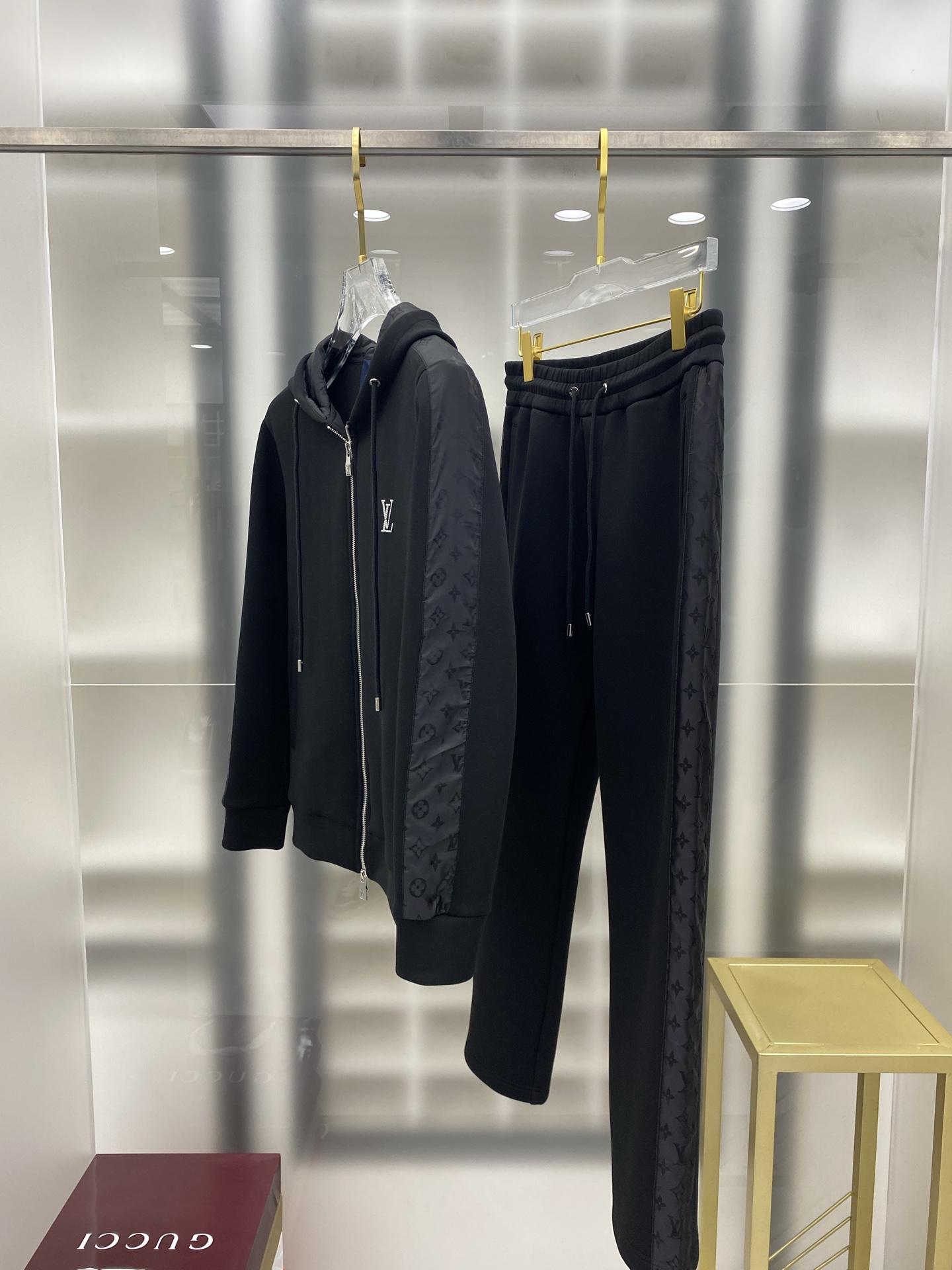 LV 2025早秋新款休闲套装！专柜同步。细节精致高级，品牌logo压胶高级感满满。定织面料更显年轻活力