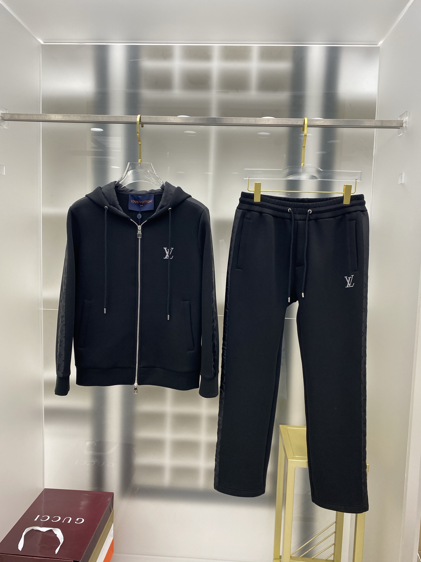 LV 2025早秋新款休闲套装！专柜同步。细节精致高级，品牌logo压胶高级感满满。定织面料更显年轻活力
