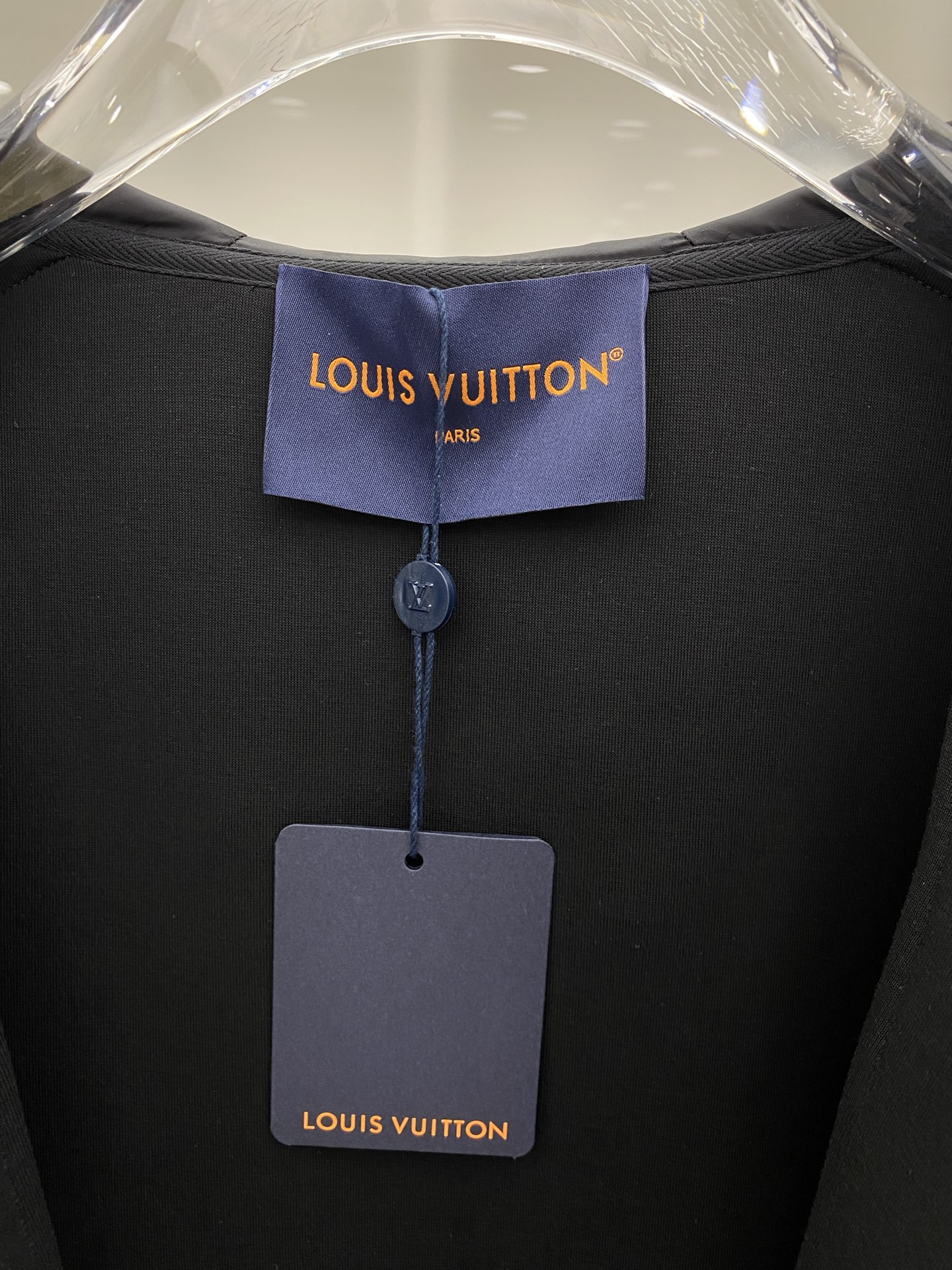 LV 2025早秋新款休闲套装！专柜同步。细节精致高级，品牌logo压胶高级感满满。定织面料更显年轻活力