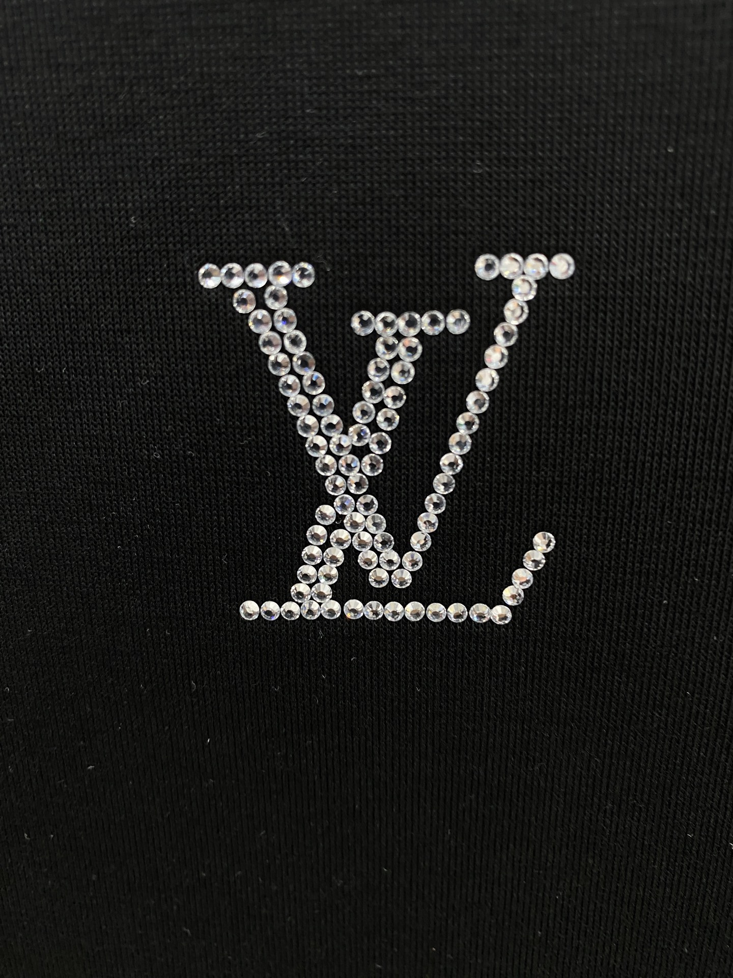 LV 2025早秋新款休闲套装！专柜同步。细节精致高级，品牌logo压胶高级感满满。定织面料更显年轻活力